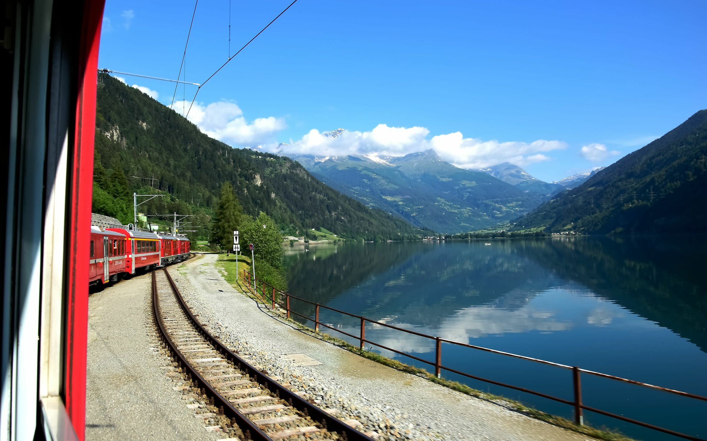 Il lago visto dal treno del Bernina
