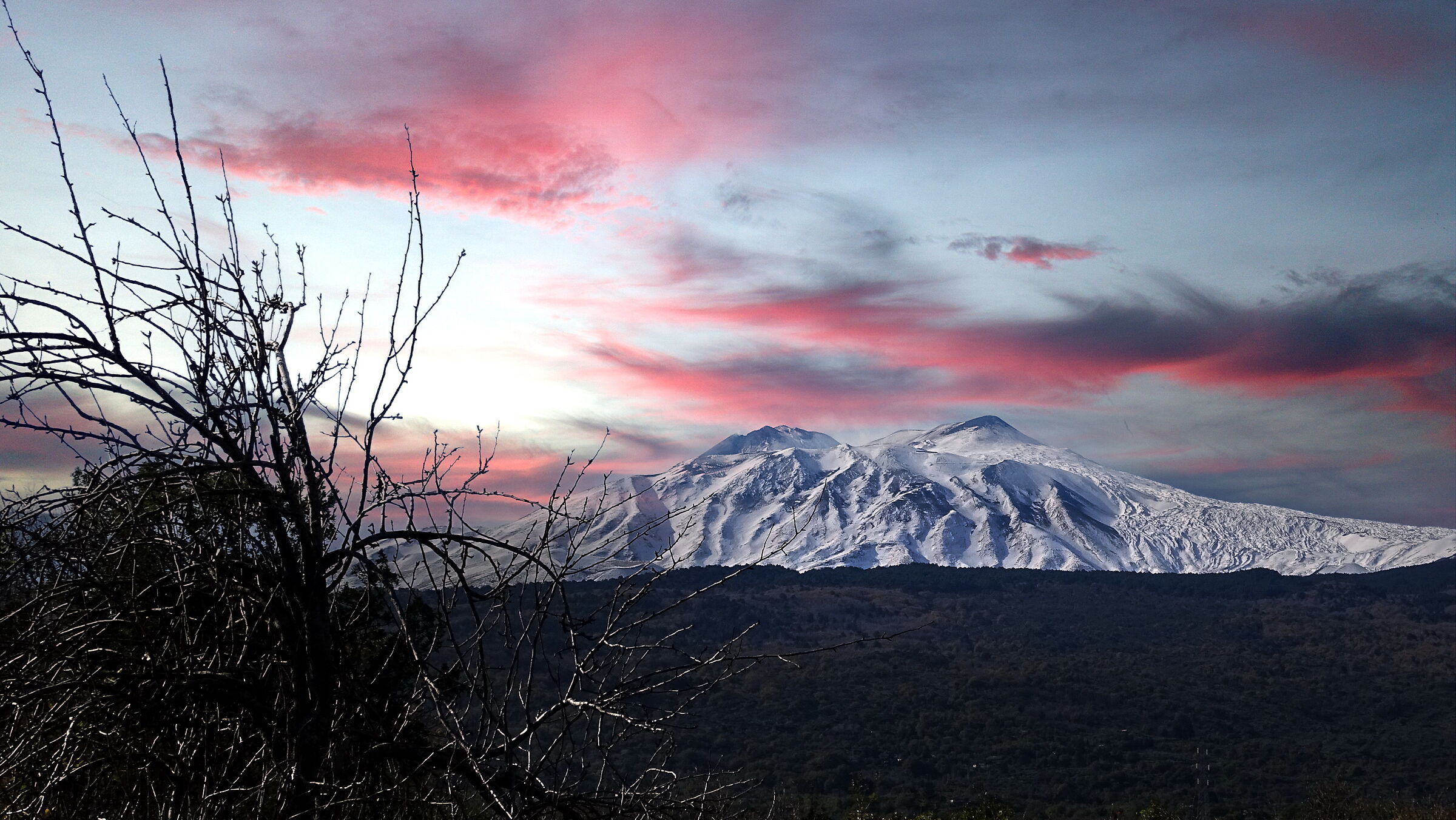 L'Etna vestita di bianco