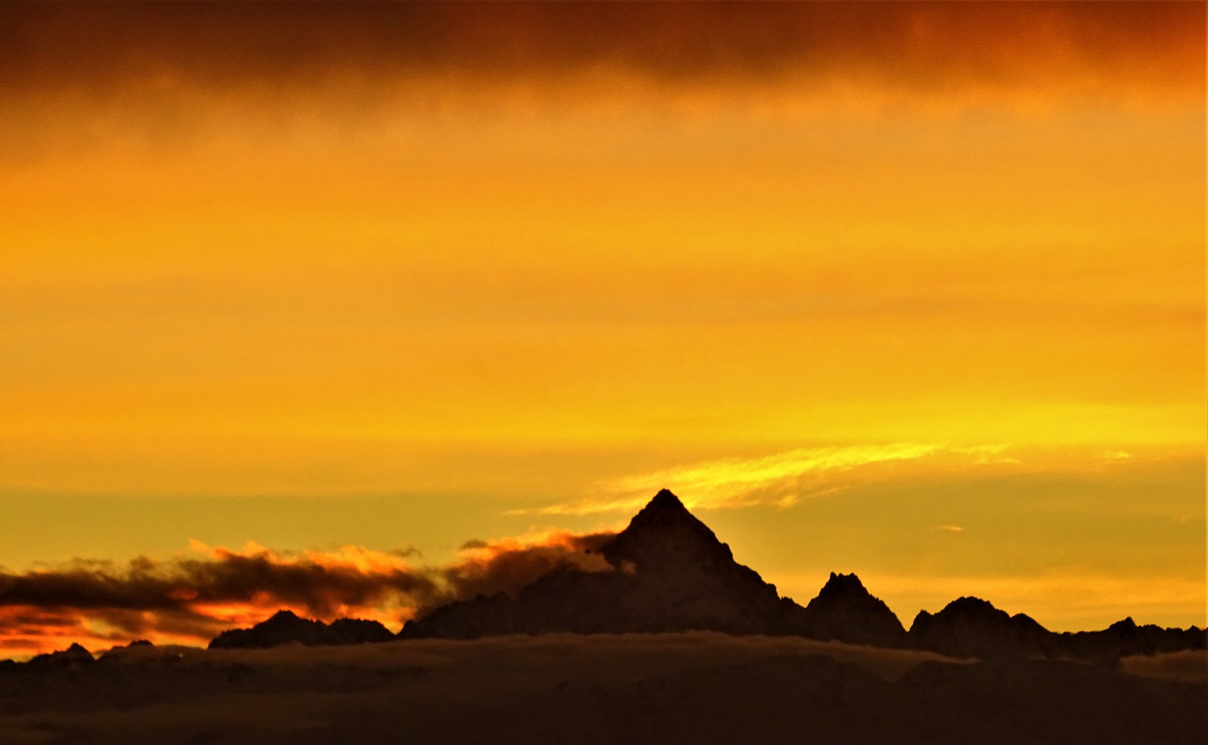 tramonto colorato sulle alpi
