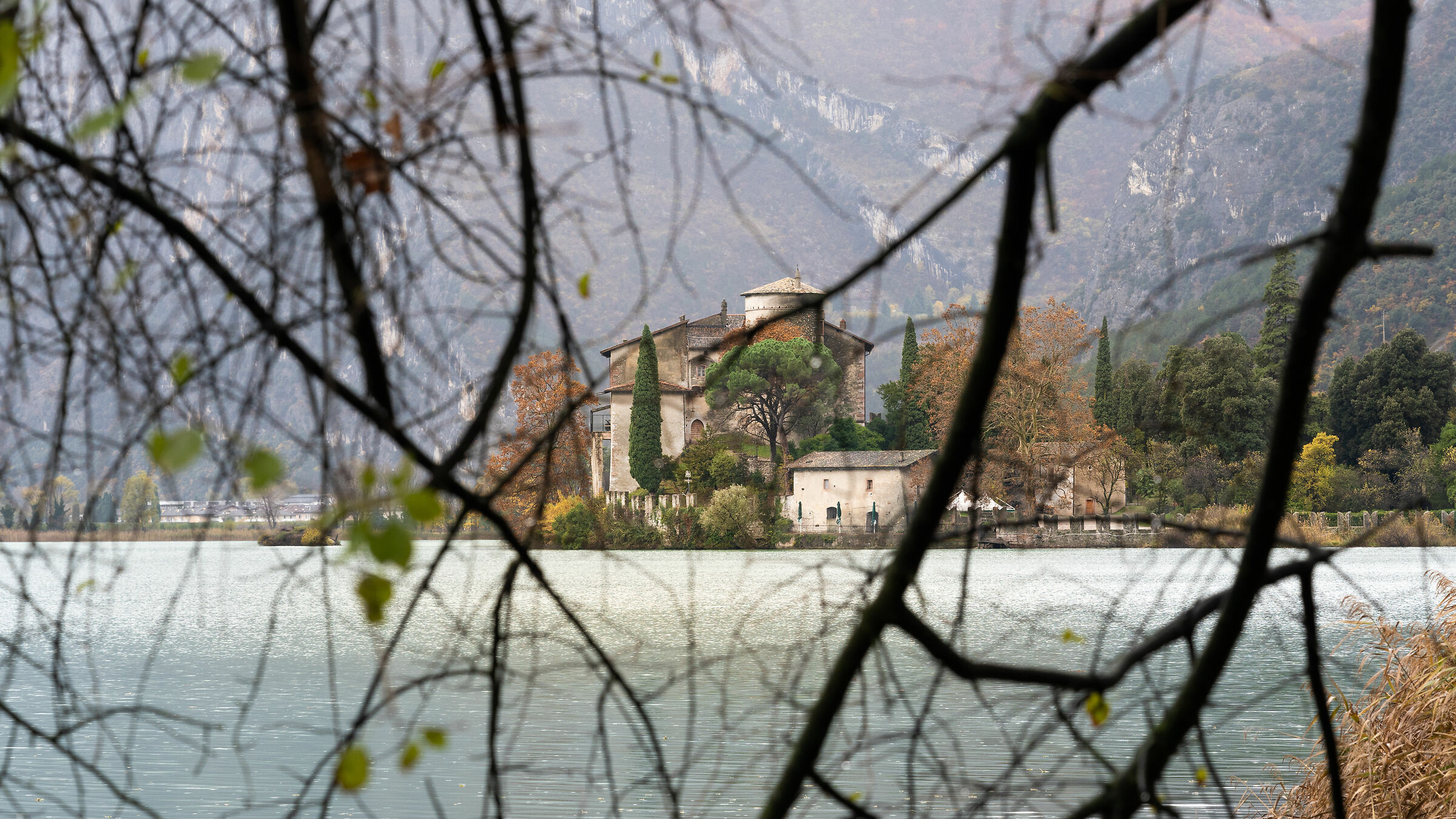 Scorcio su Castel Toblino (tn)