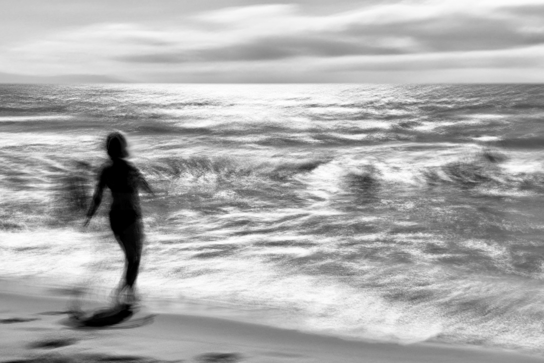 Ragazza dell'Est che entra in mare