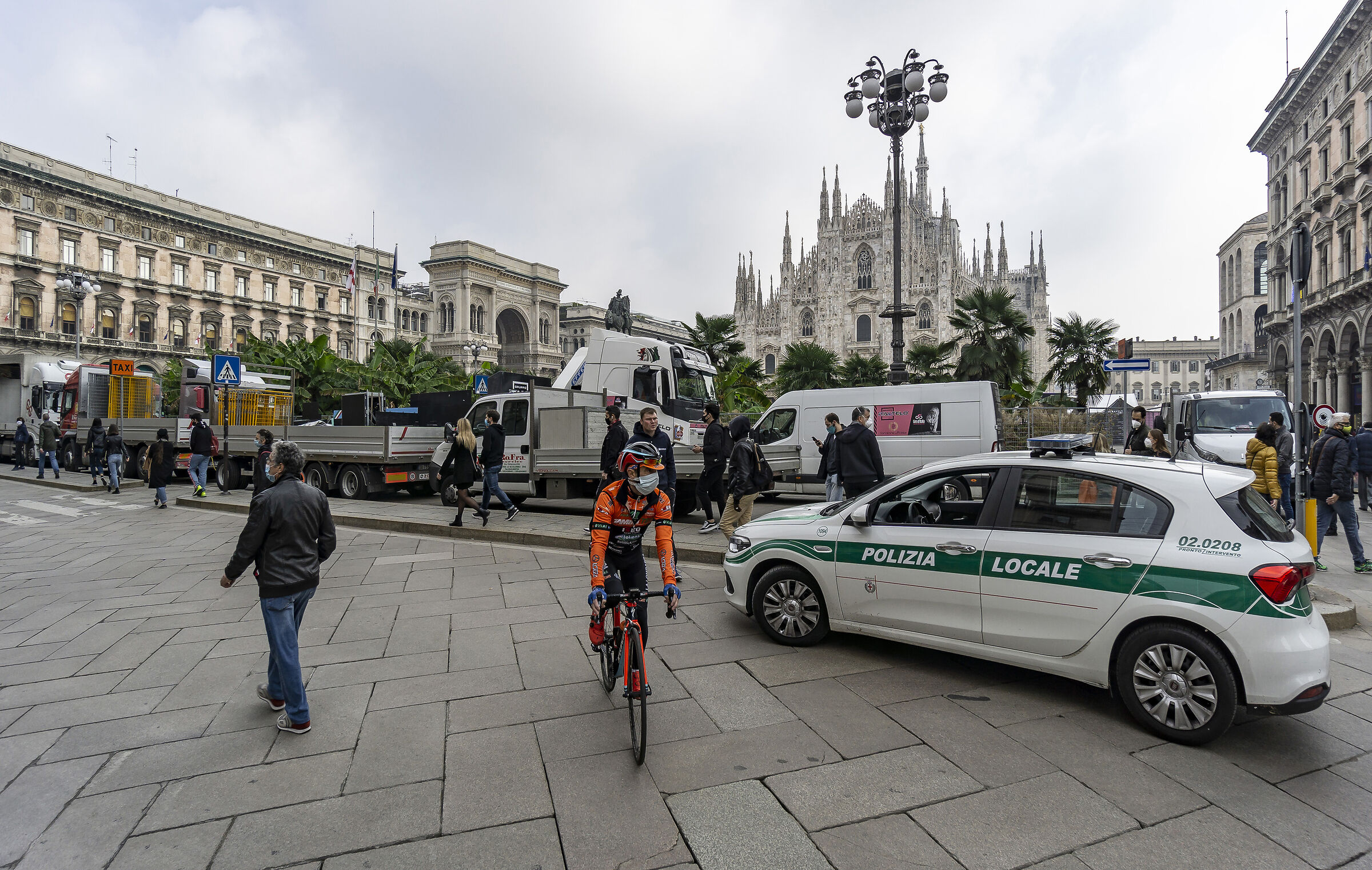 Waiting for the arrival of the Giro d'Italia - 10:52