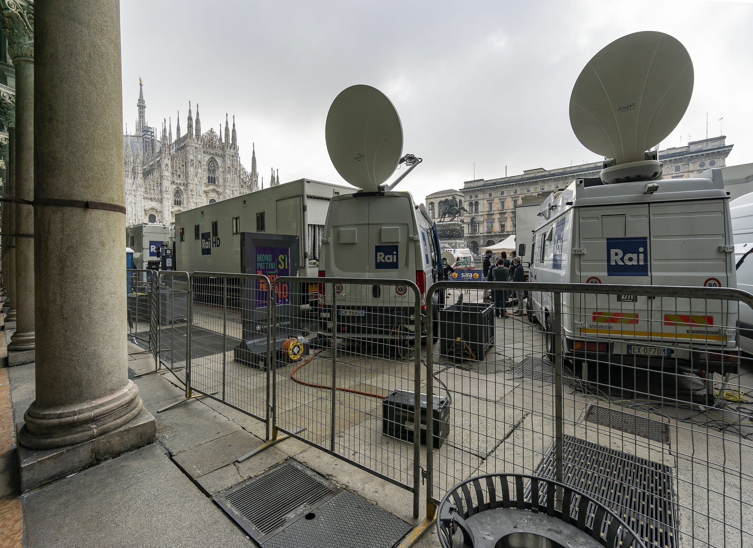Waiting for the arrival of the Giro d'Italia - 11:06