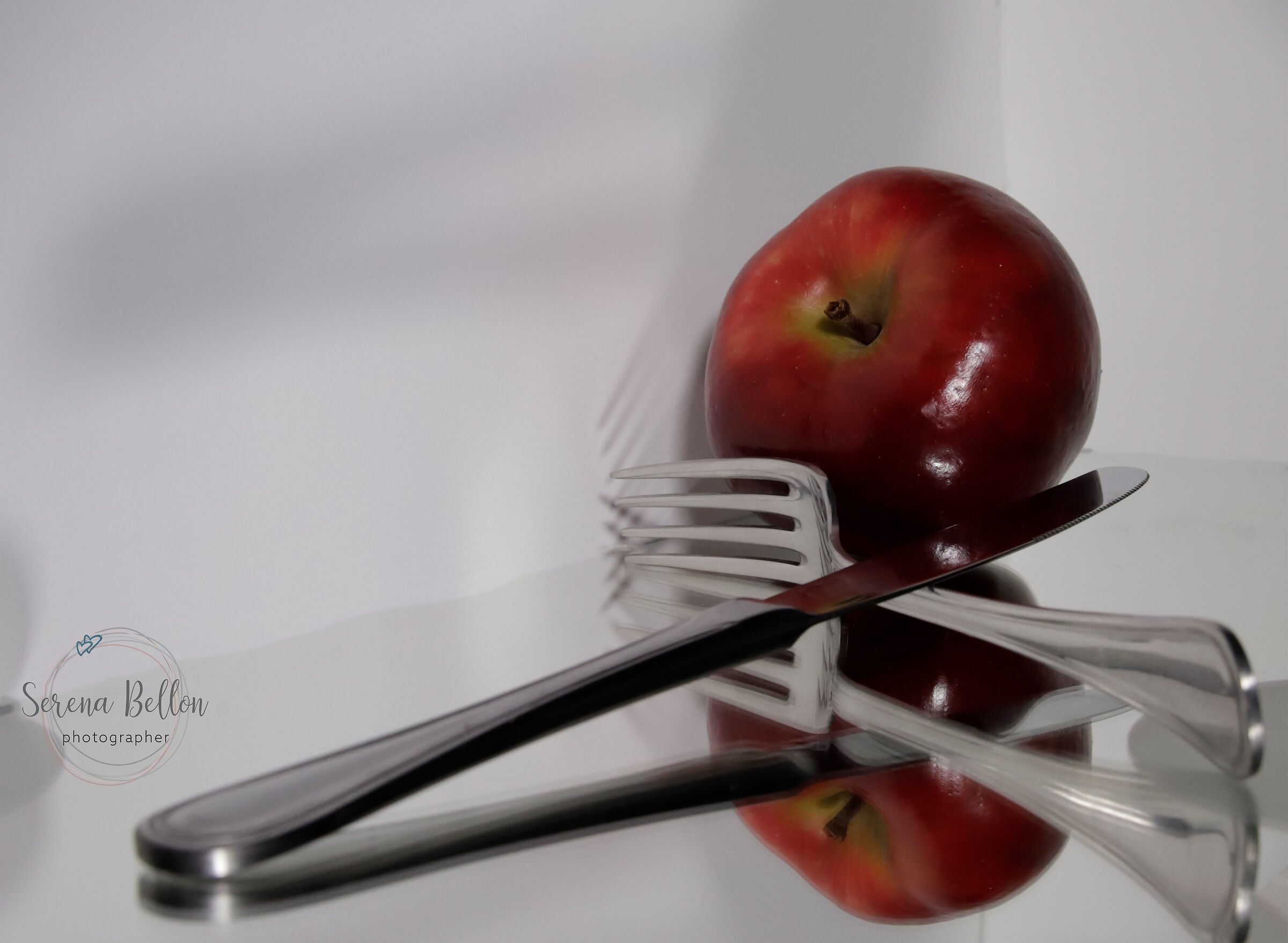 mela di rosso vestita