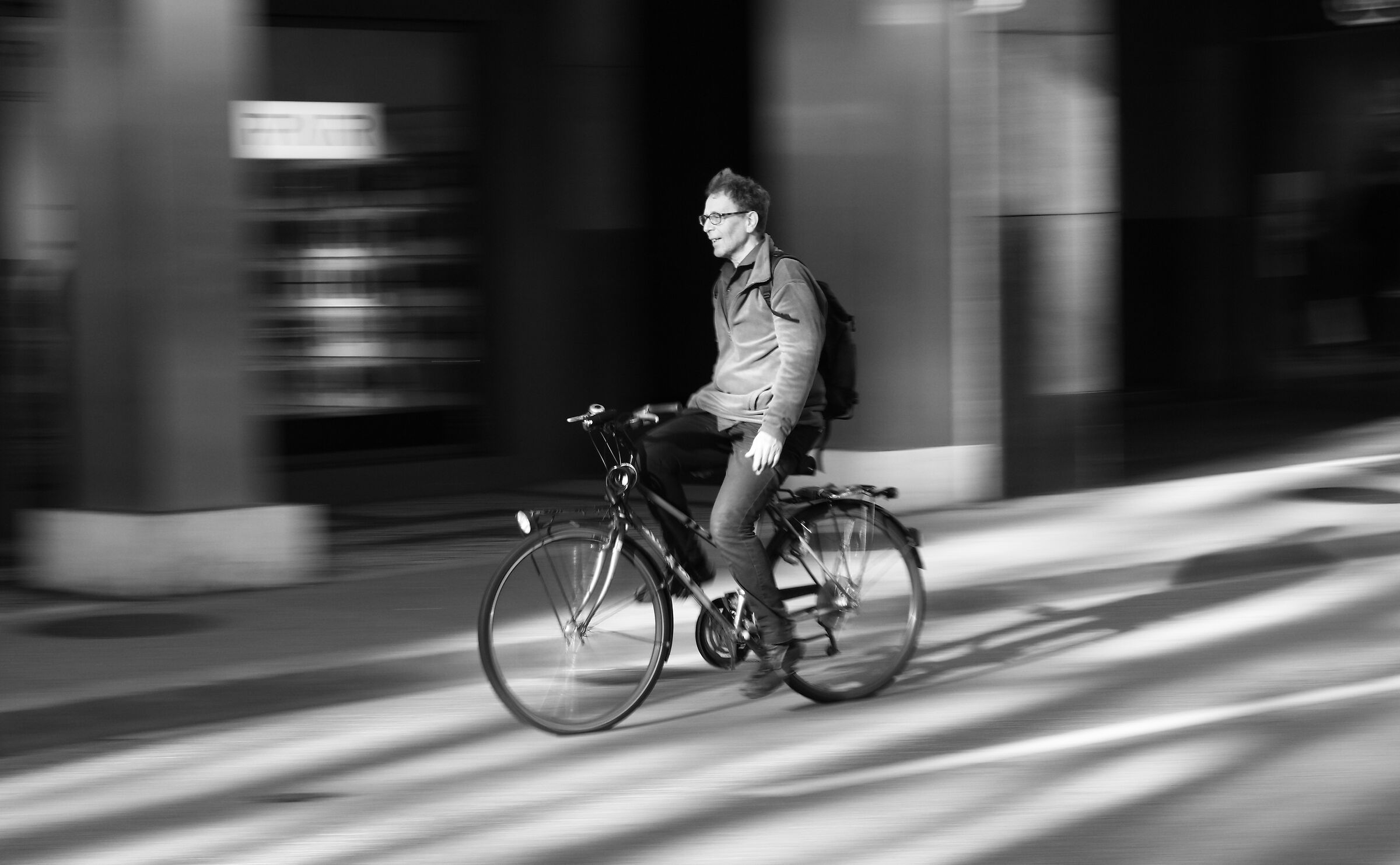 Felice sulla sua bicicletta