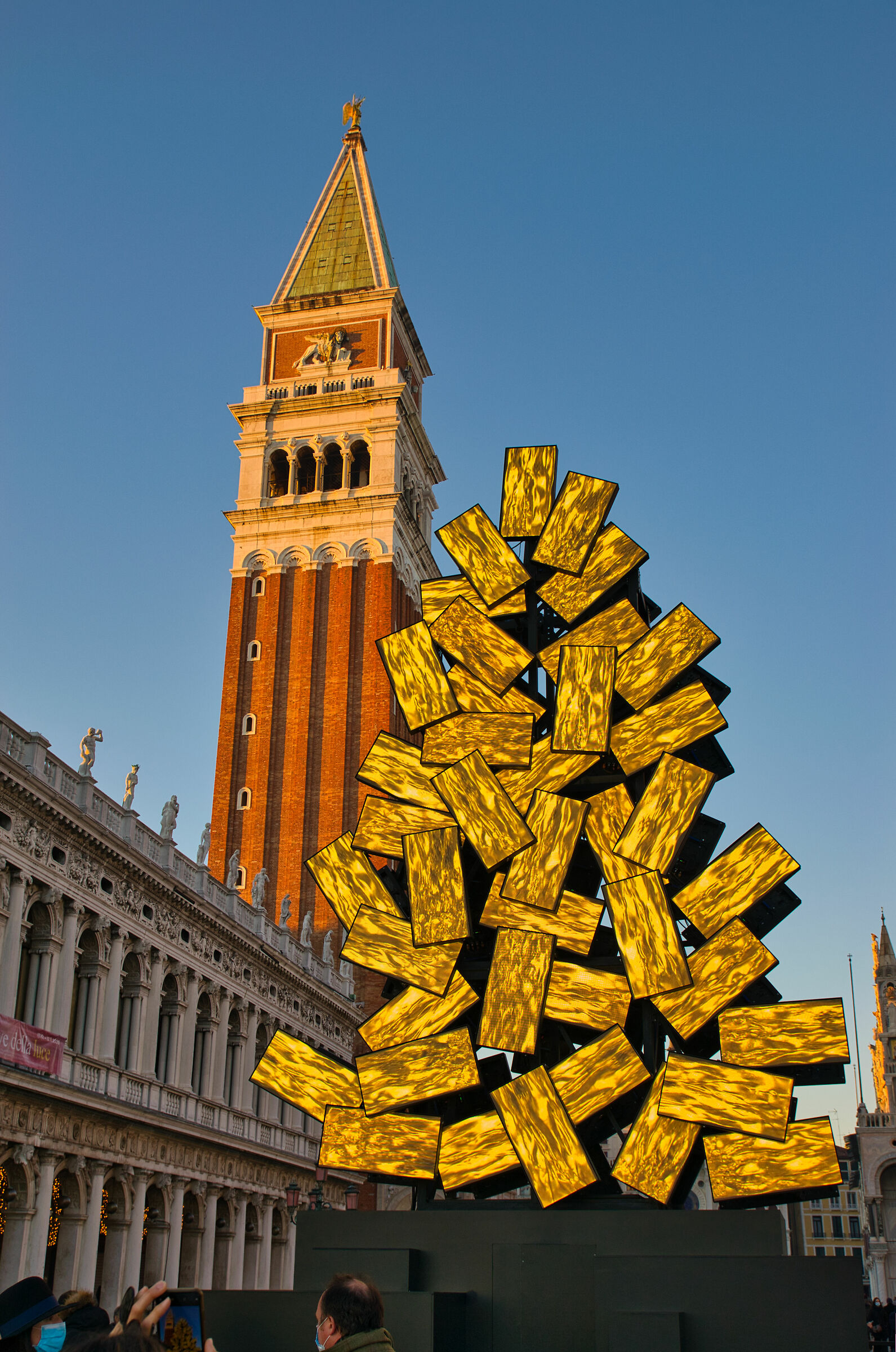 un albero di natale moderno a Venezia