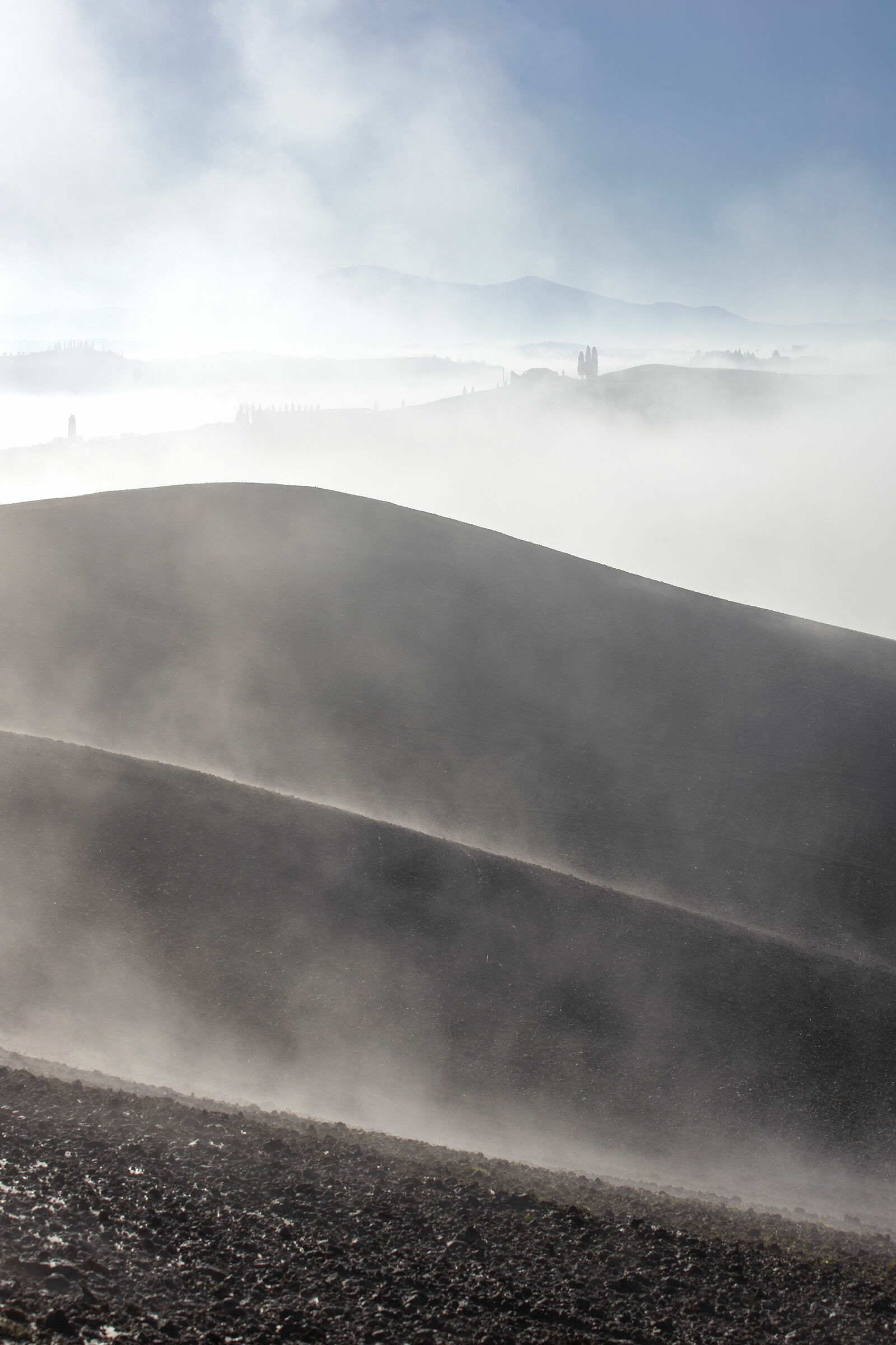 Le Crete e la nebbia