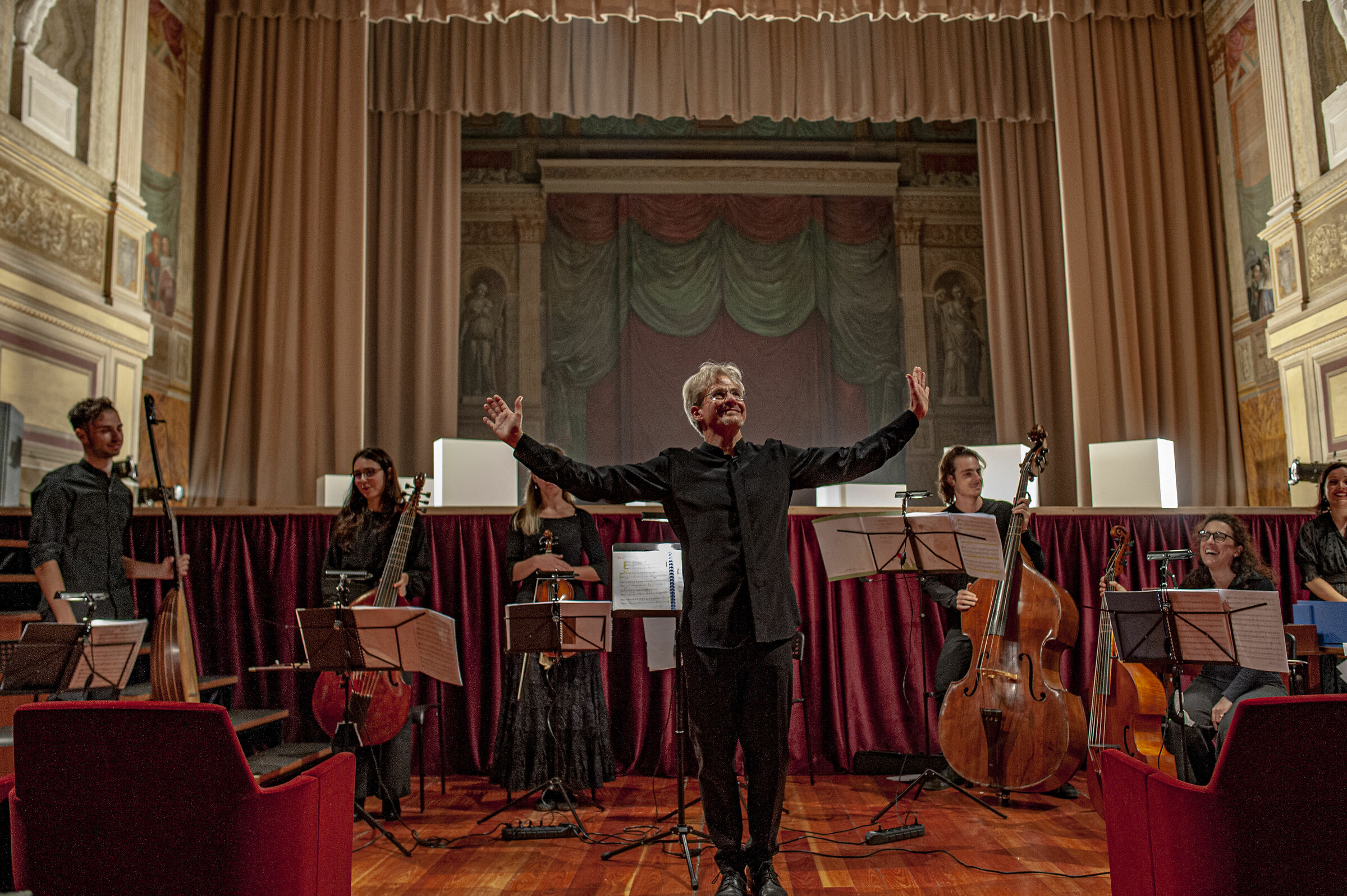 saluti e raccolta applausi