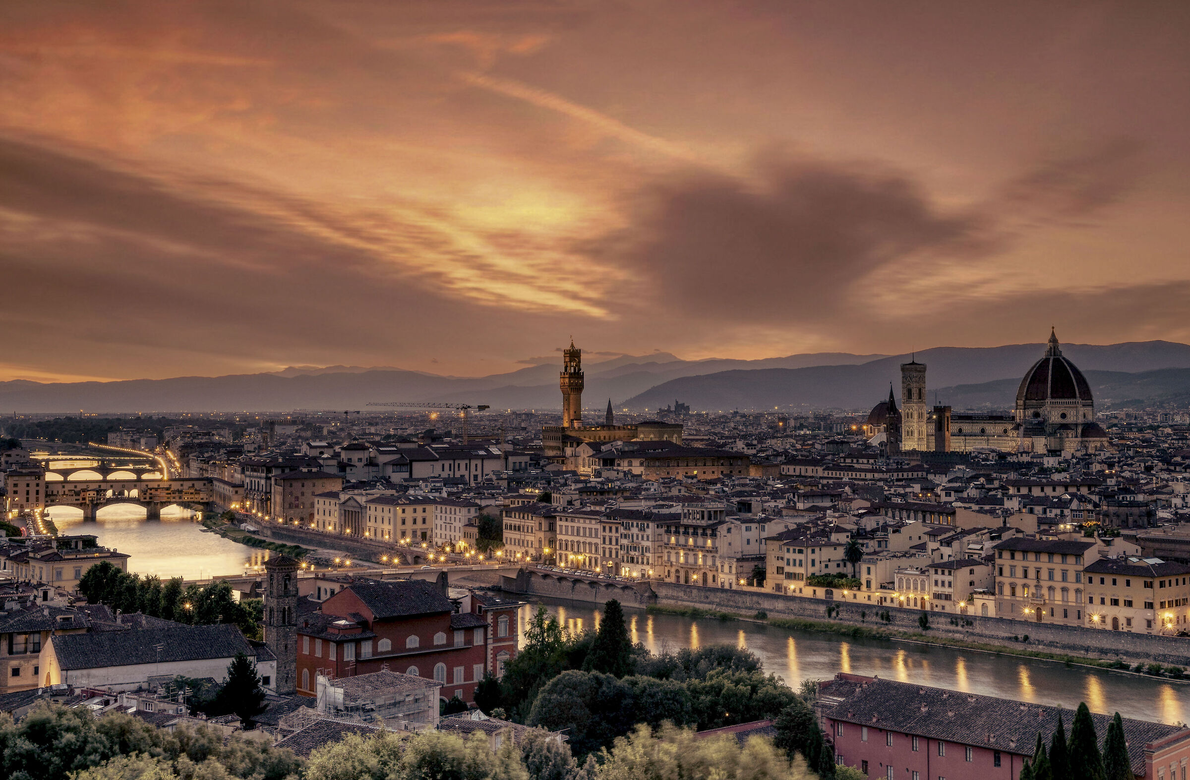 Si accendono le luci.