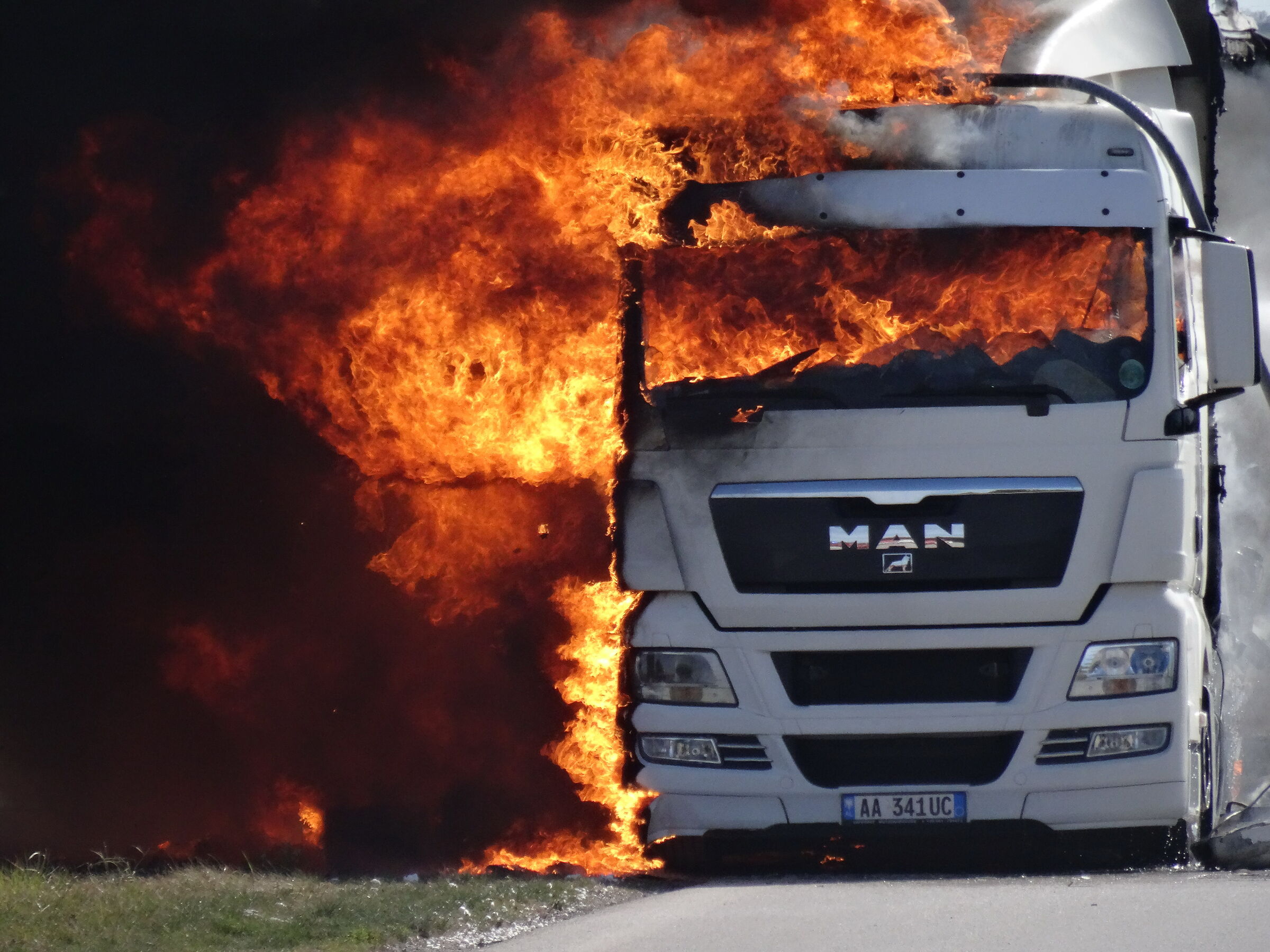 Il camion avvolto dalle fiamme