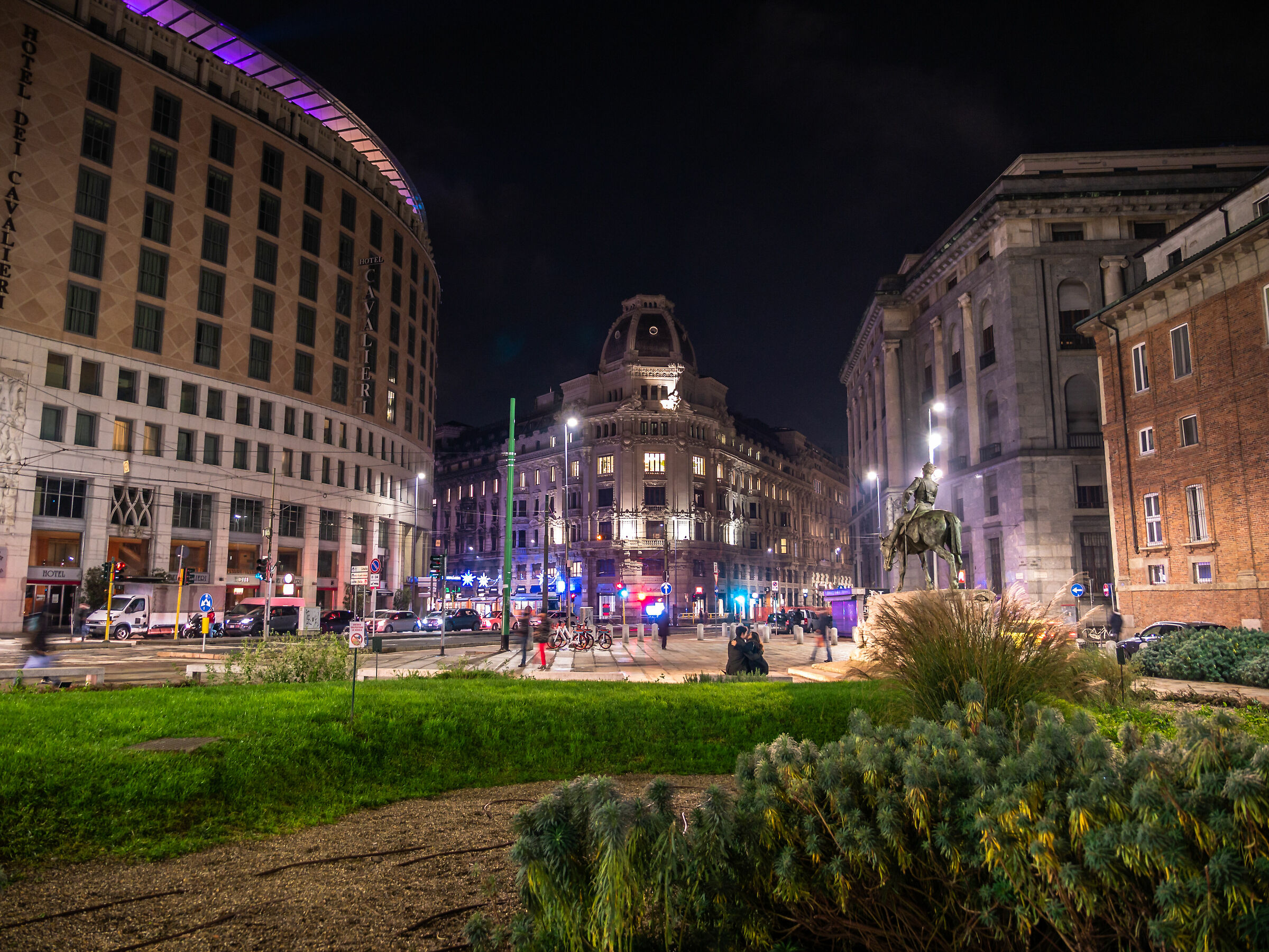 Piazza Missori (with lovers) - Milan