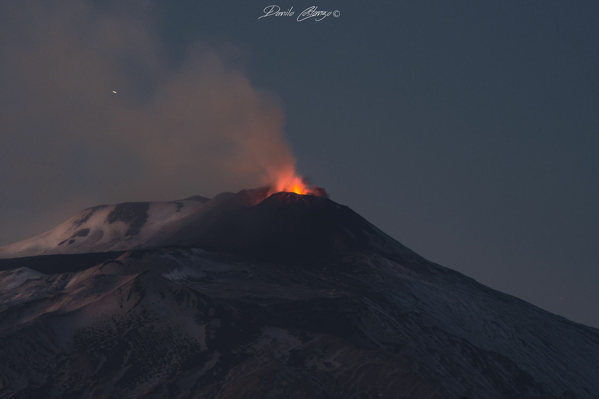 Il rosso del tramonto incontra il rosso della lava