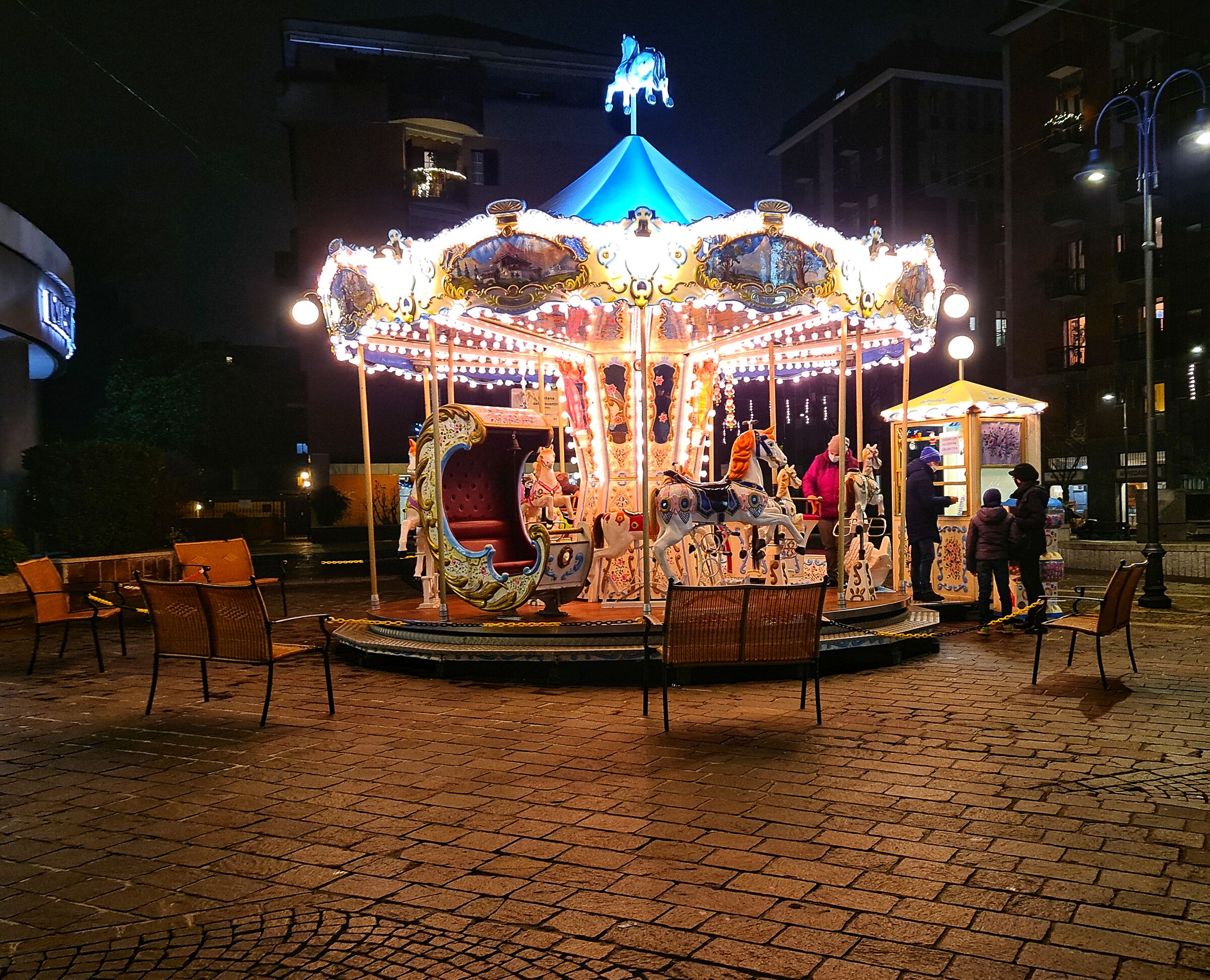La giostra gira
