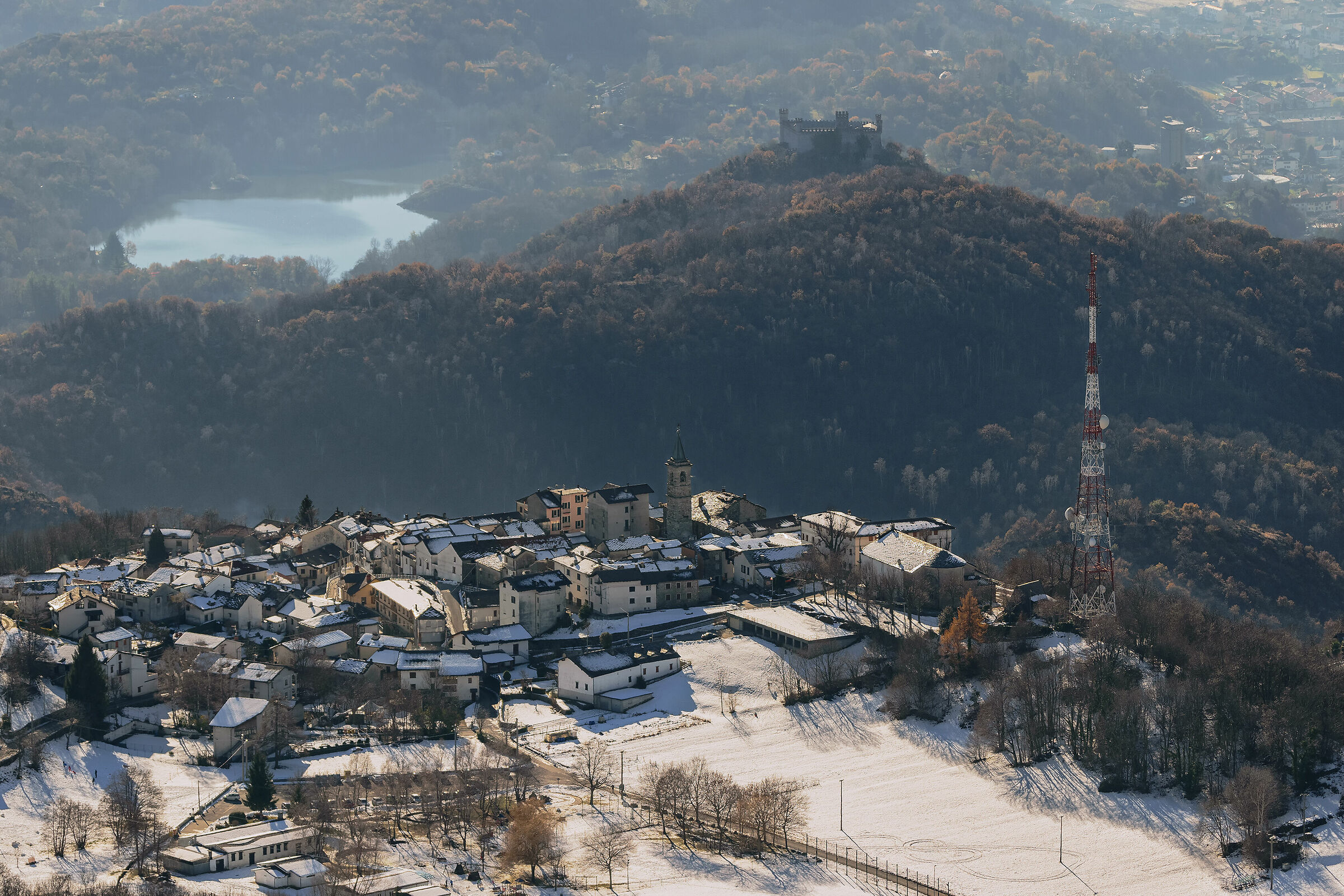 Andrate, il castello di Montalto ed il lago Pistono