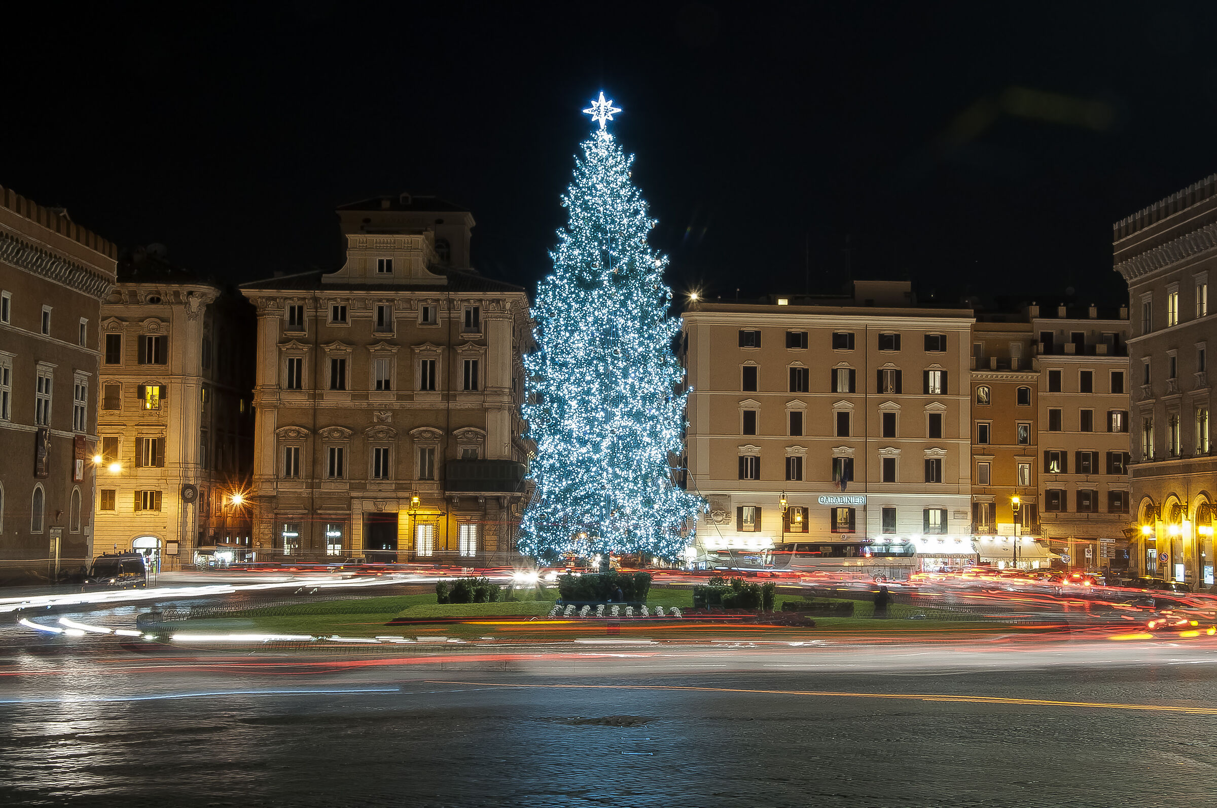 Swirling Christmas in Piazza Venezia