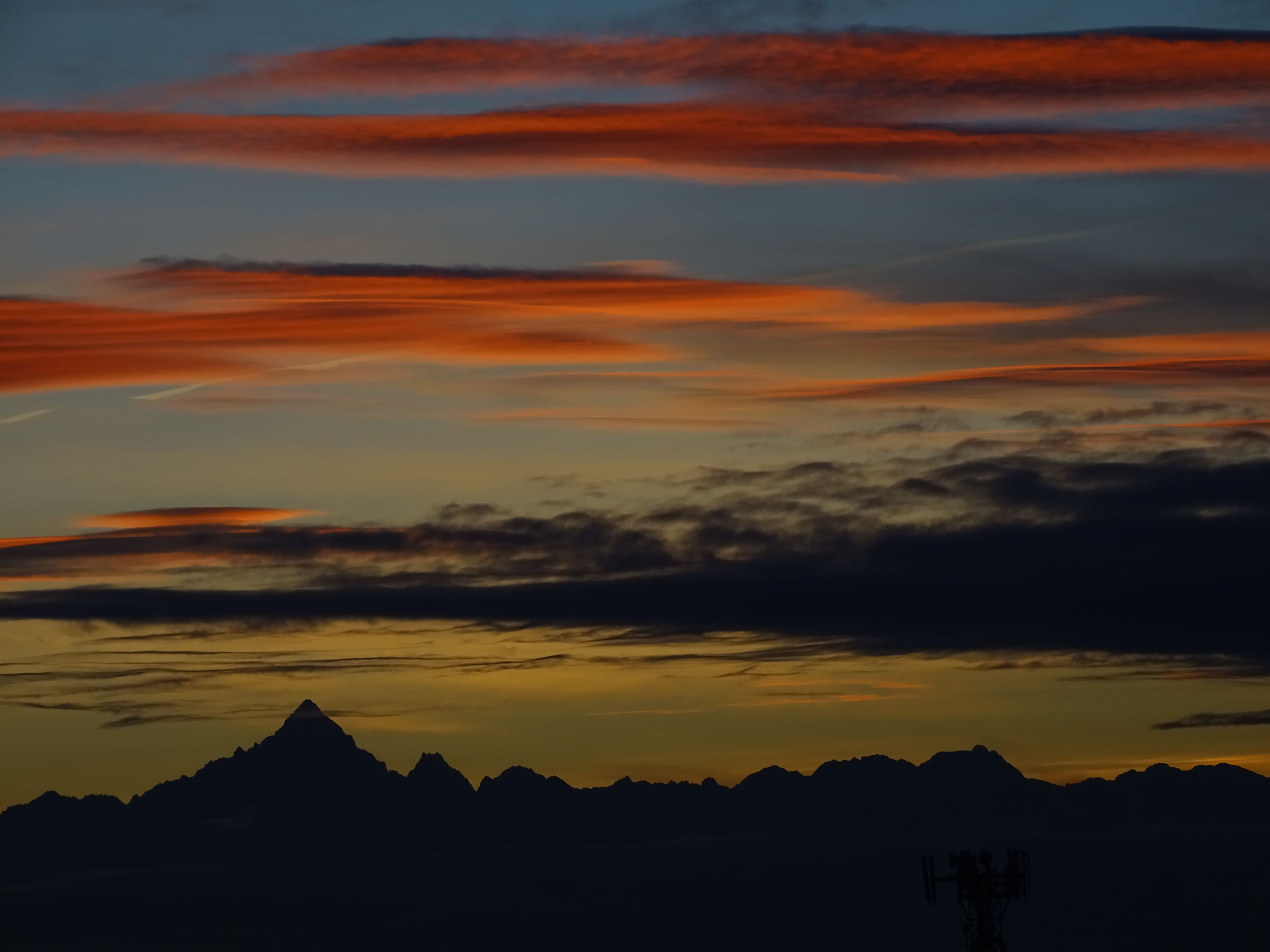tramonto colorato sulle alpi
