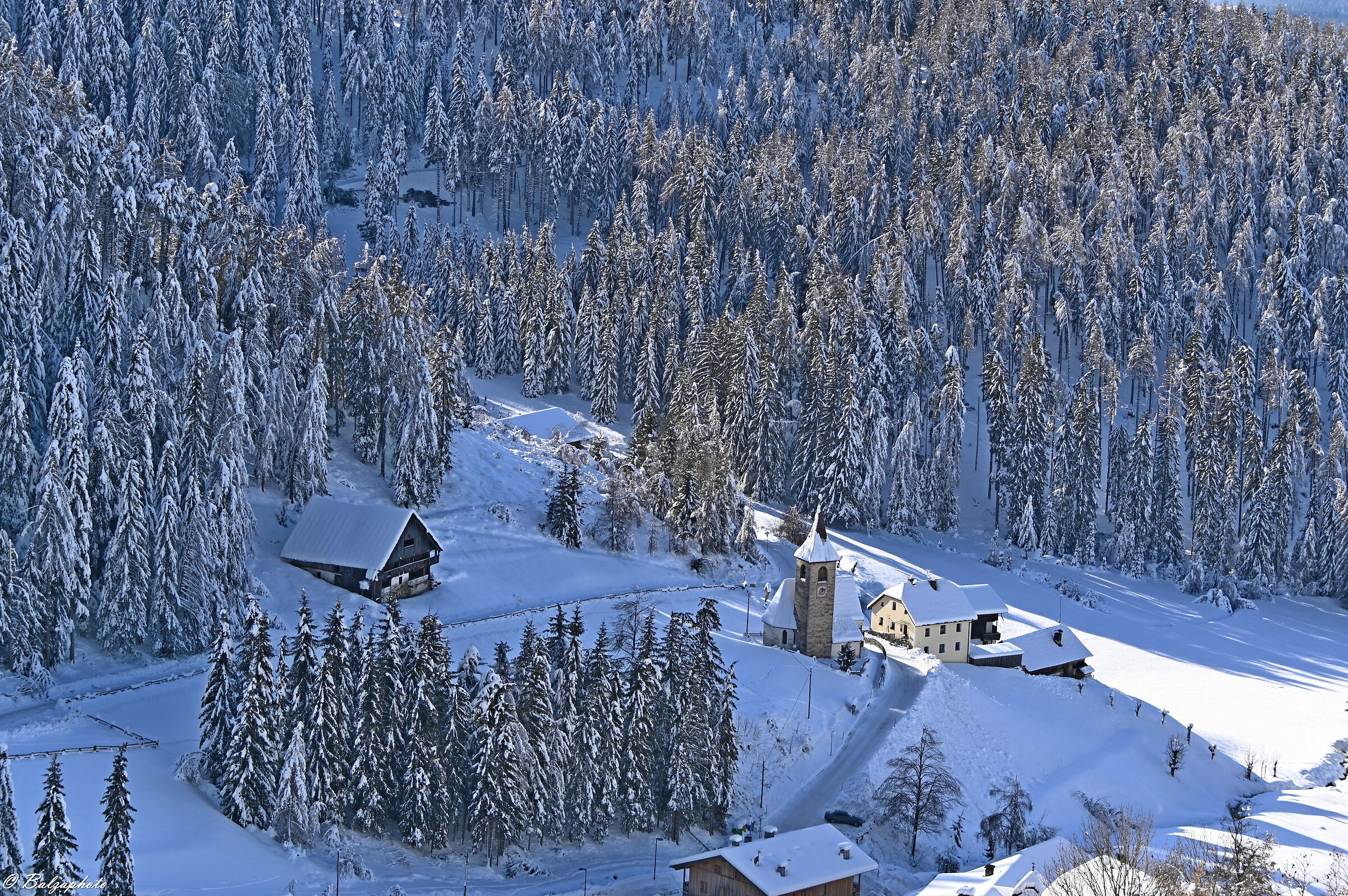 Paese in veste invernale Montassilone-Tesselberg