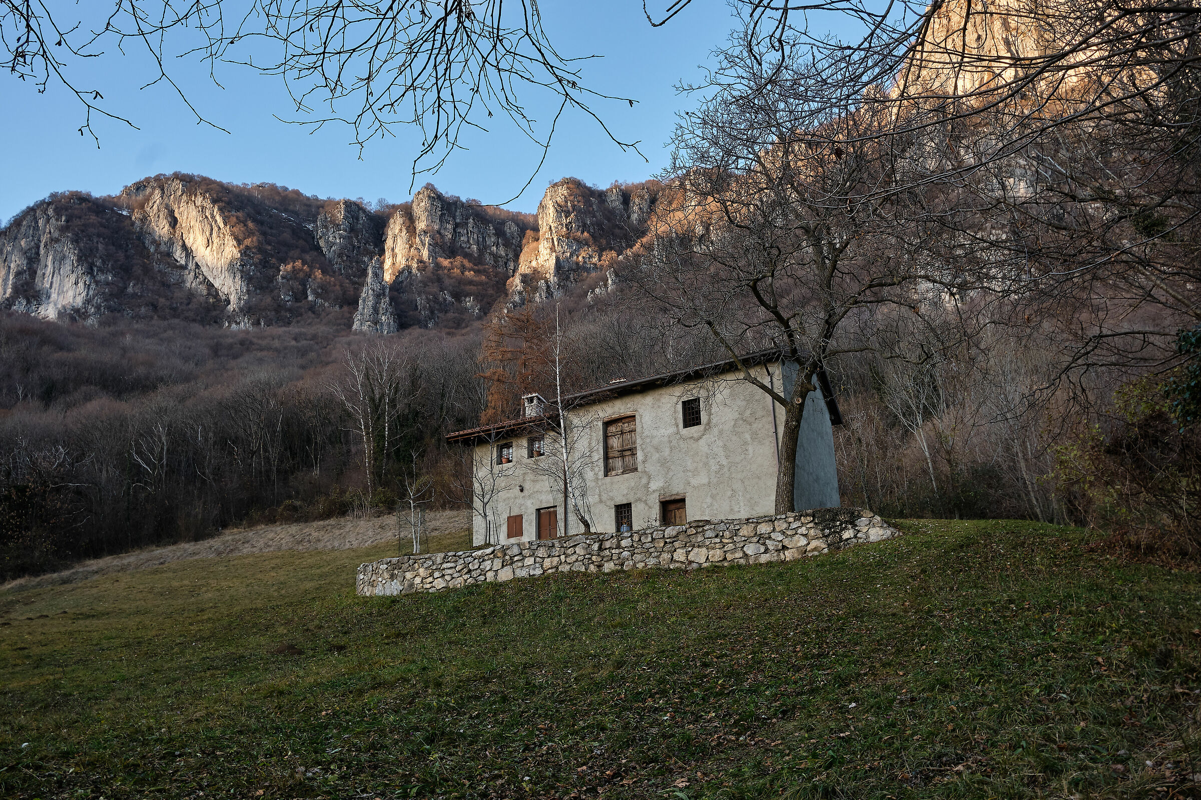 Farmhouse under dones finger