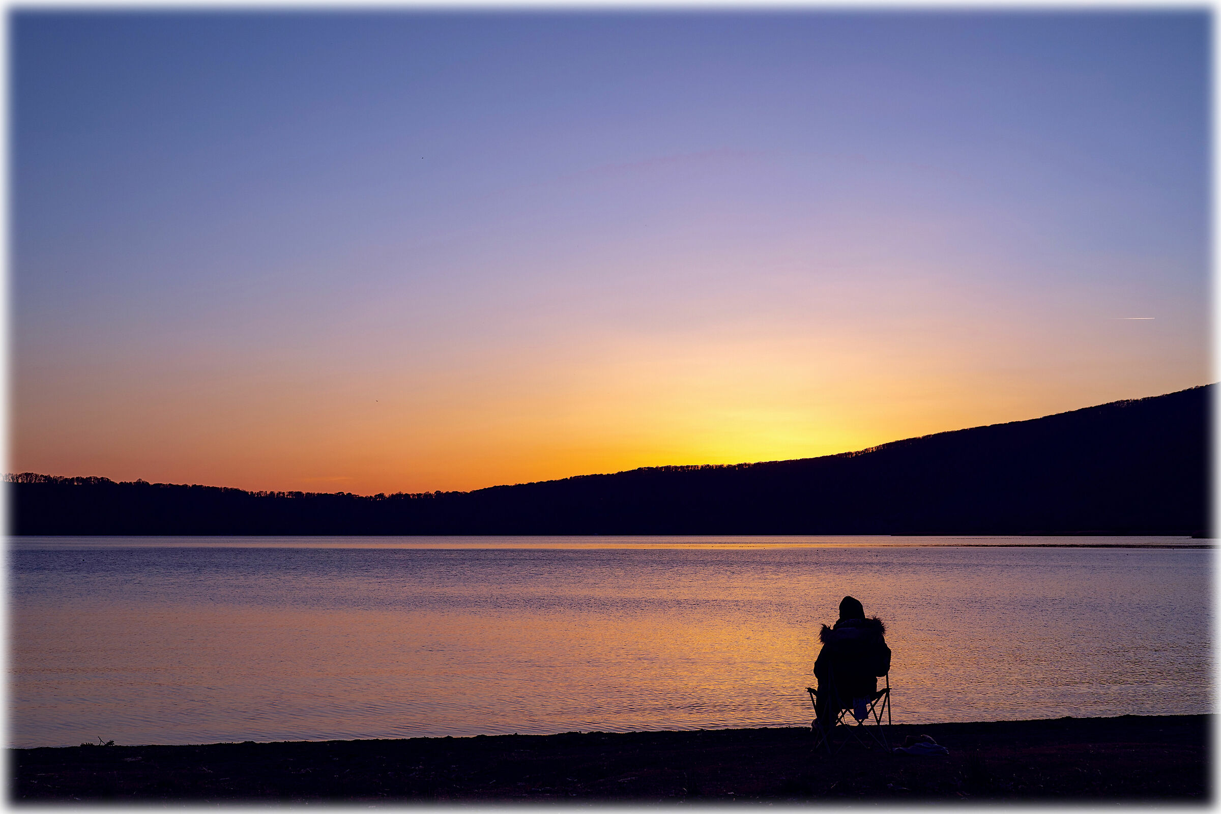 Seduti ammirando i colori del tramonto - Lago di Vico
