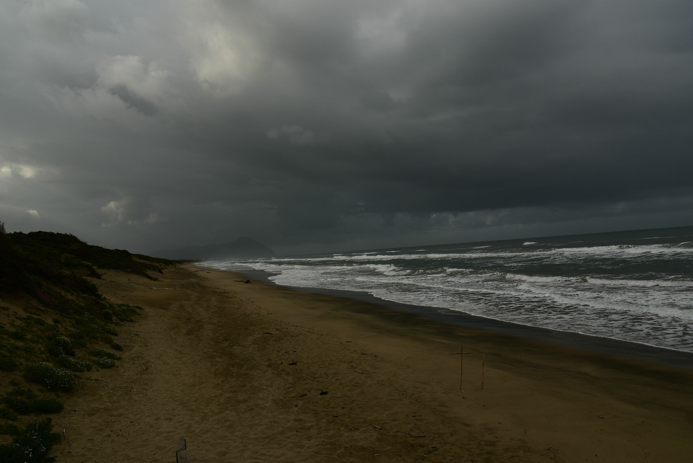 Spiaggia con temporale in arrivo