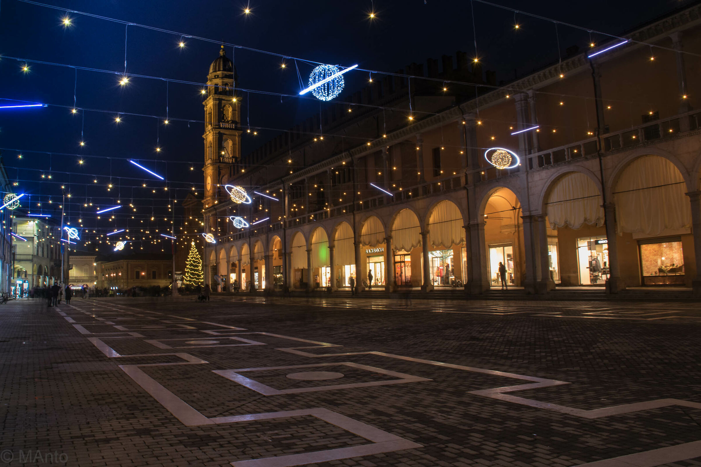 Pianeti e stelle cadenti in Piazza del Popolo a Faenza