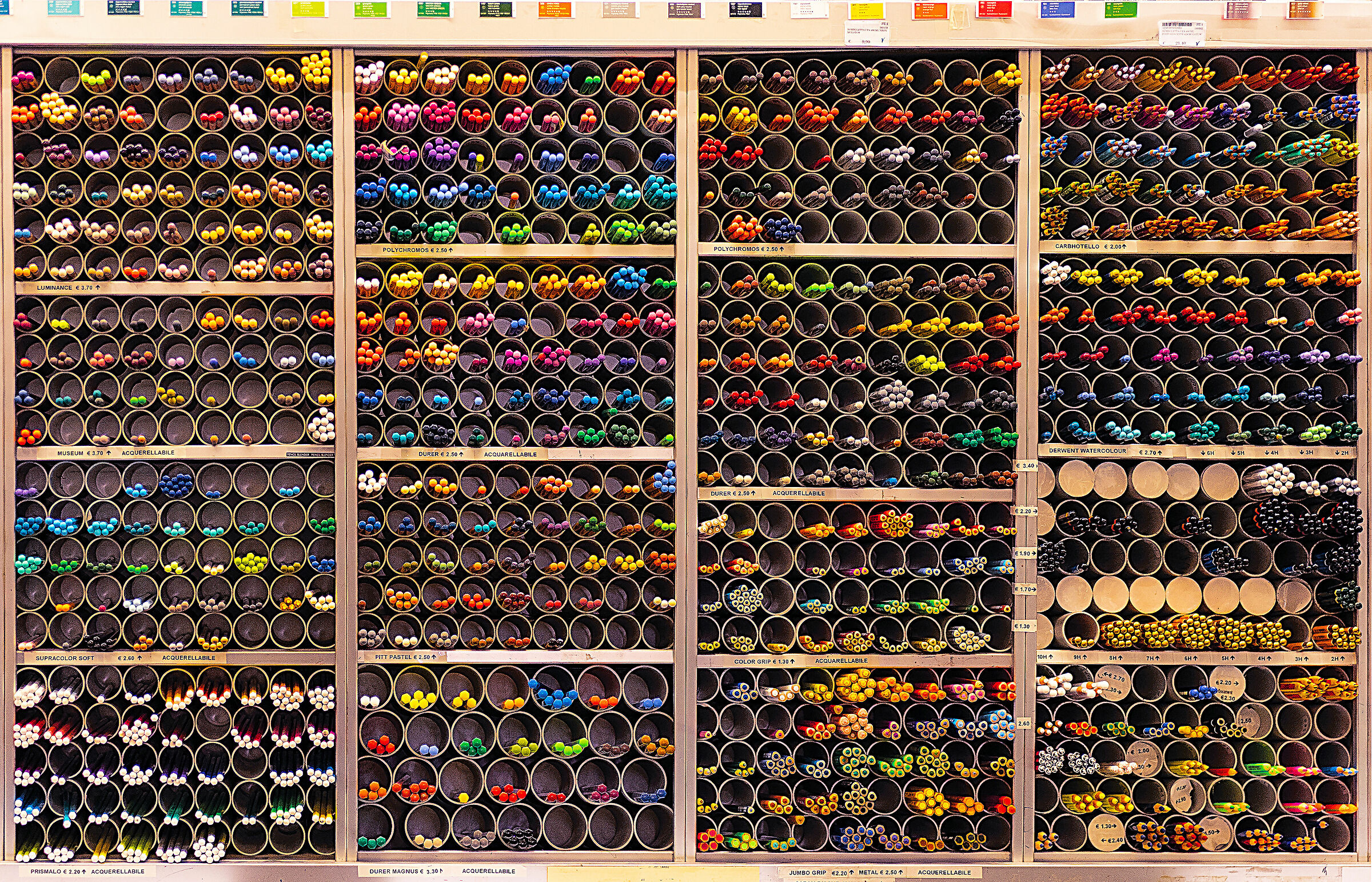 Exhibitor of a thousand colors