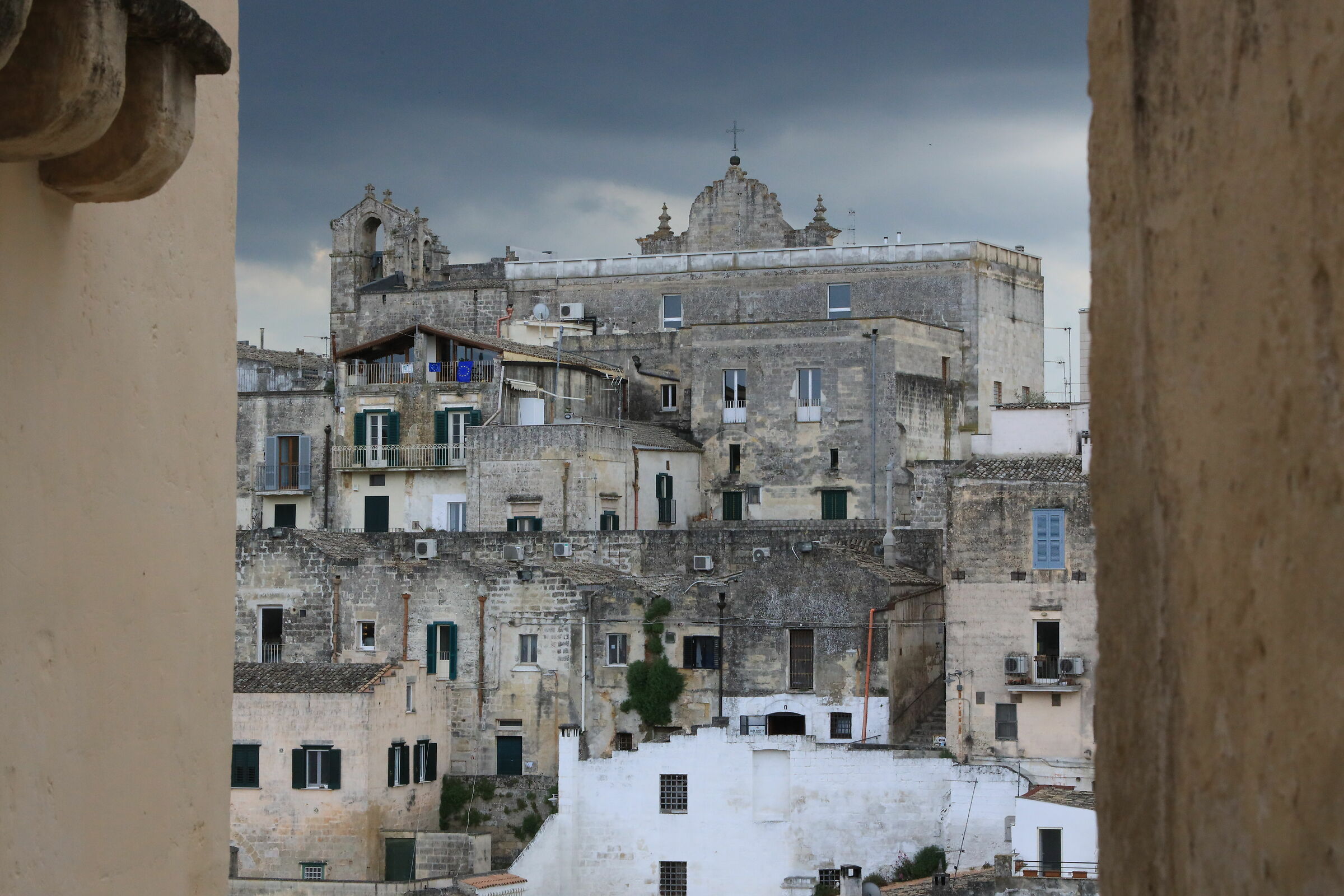 come una quinta scenica