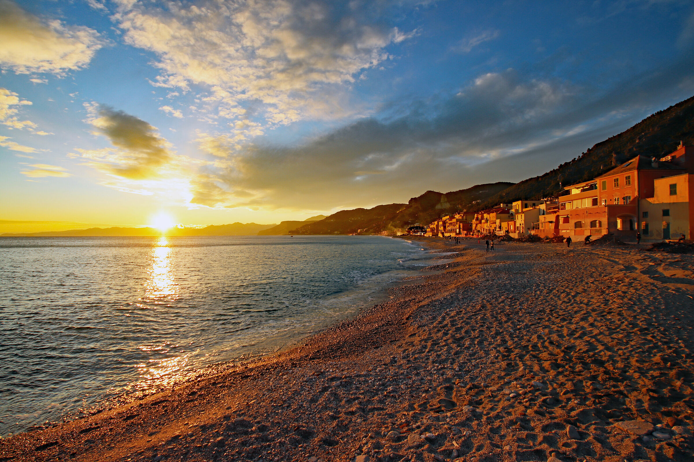Invernale tramonto "di fuoco" a Varigotti