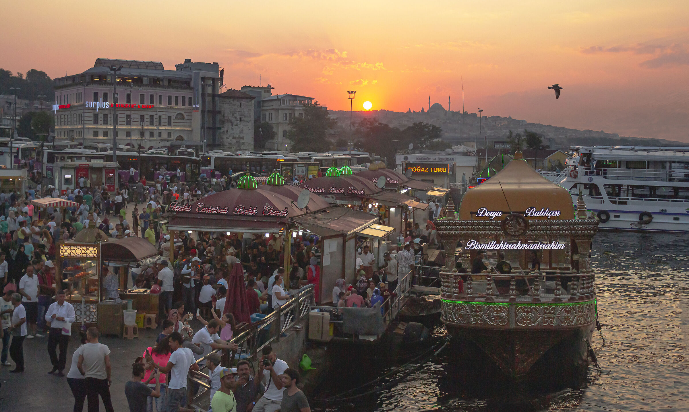 tramonto al porto di Istanbul