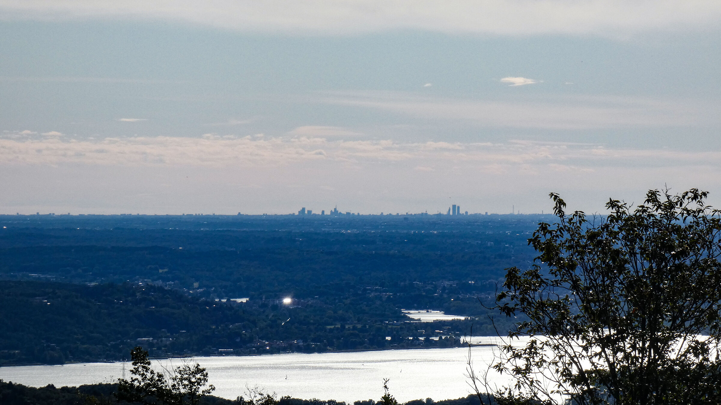 lago Maggiore e Milano in lontananza
