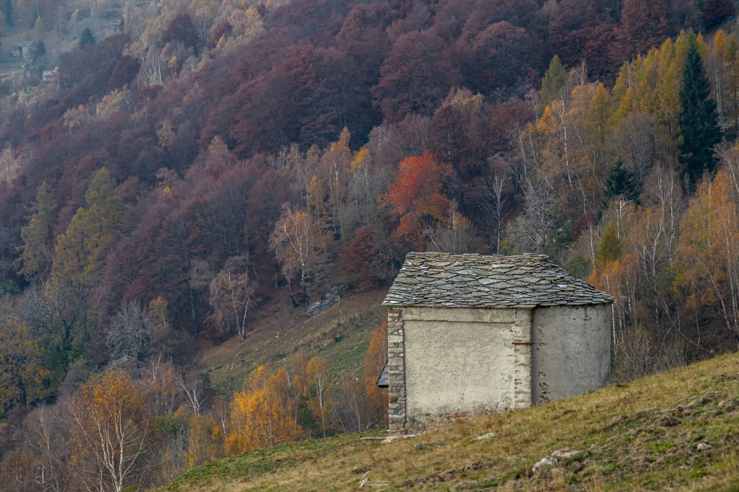 Cappella di montagna e paesaggio in autunno