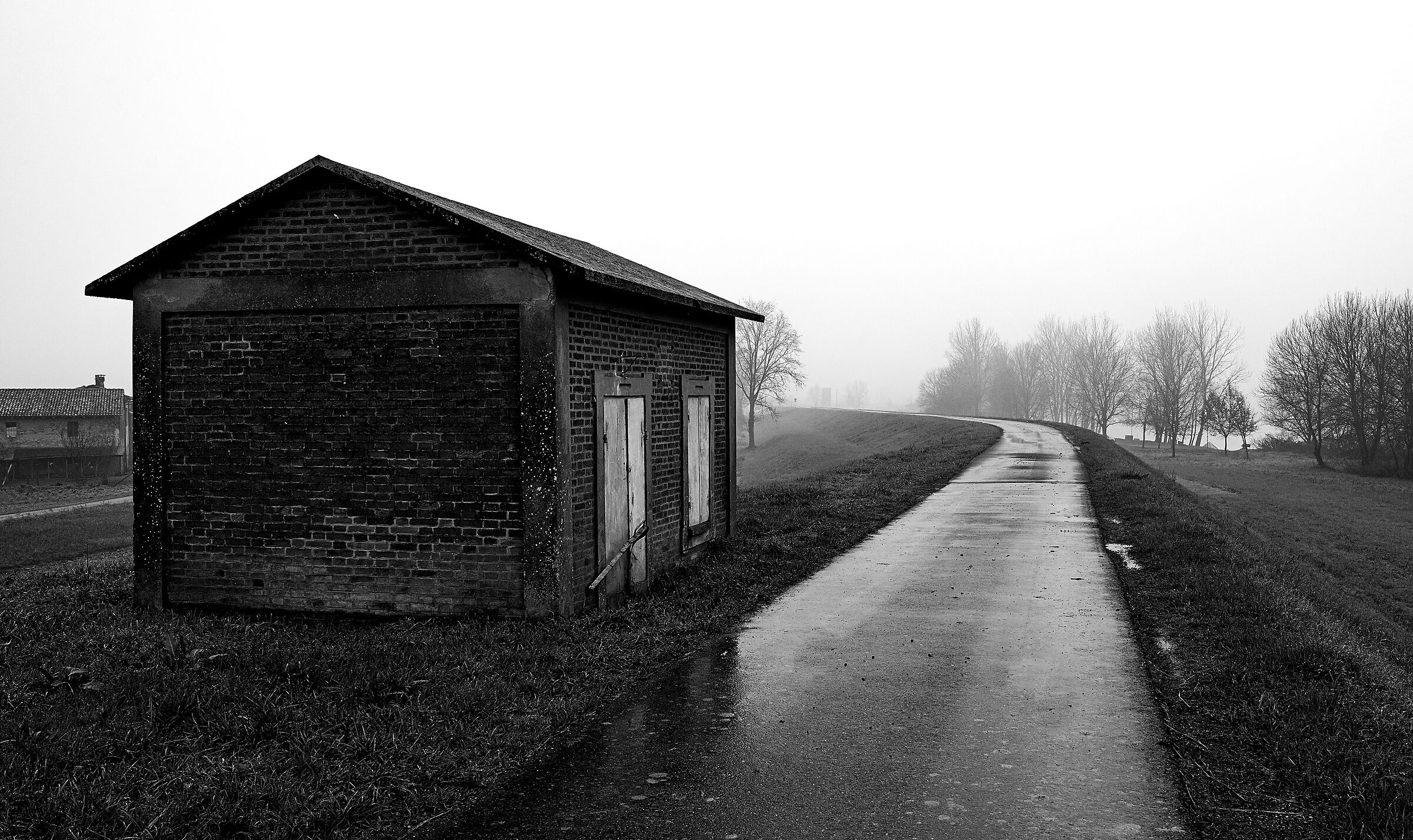 Case magazzino lungo argine grande fiume