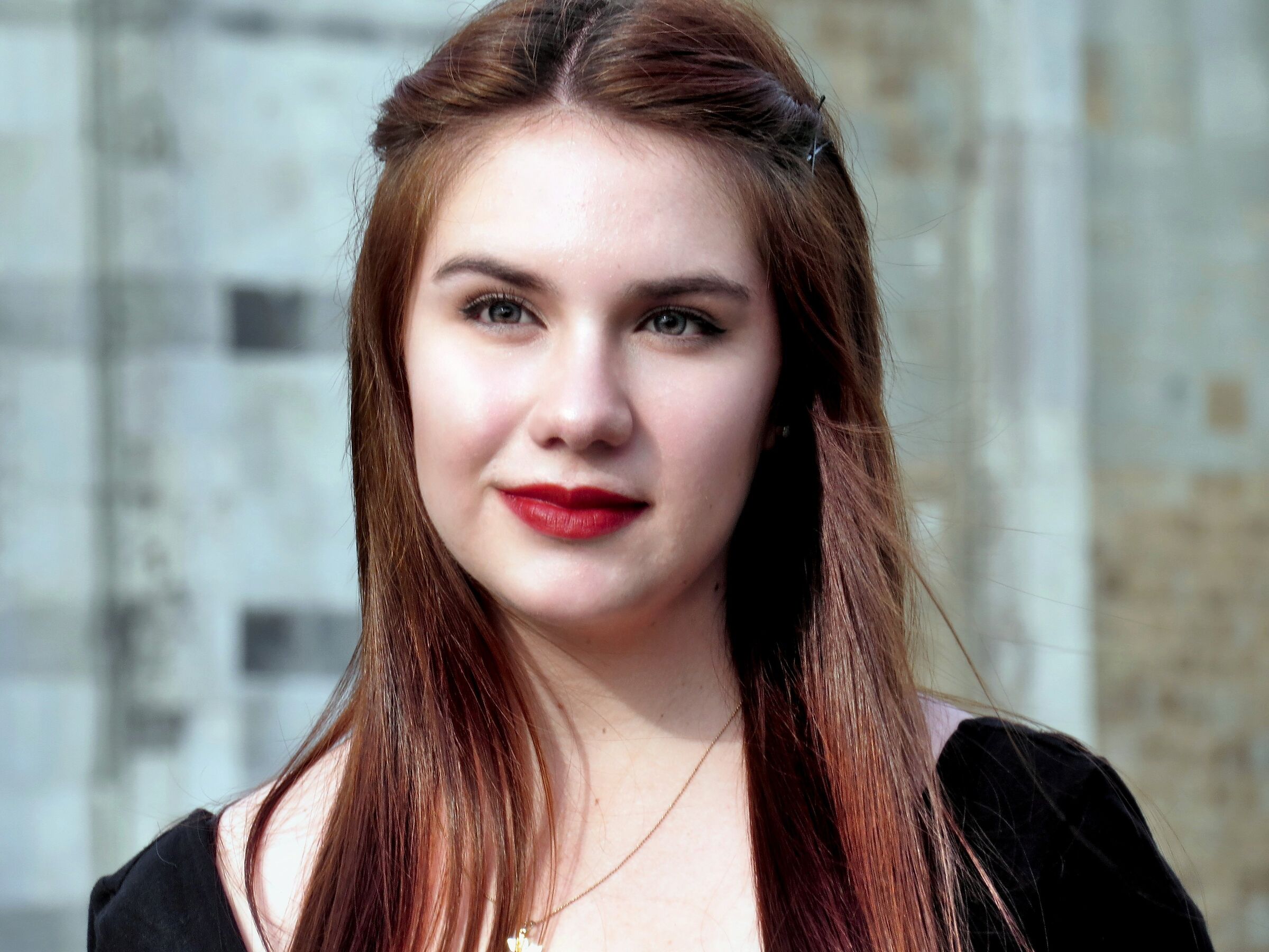 ritratto di turista americana a Pisa