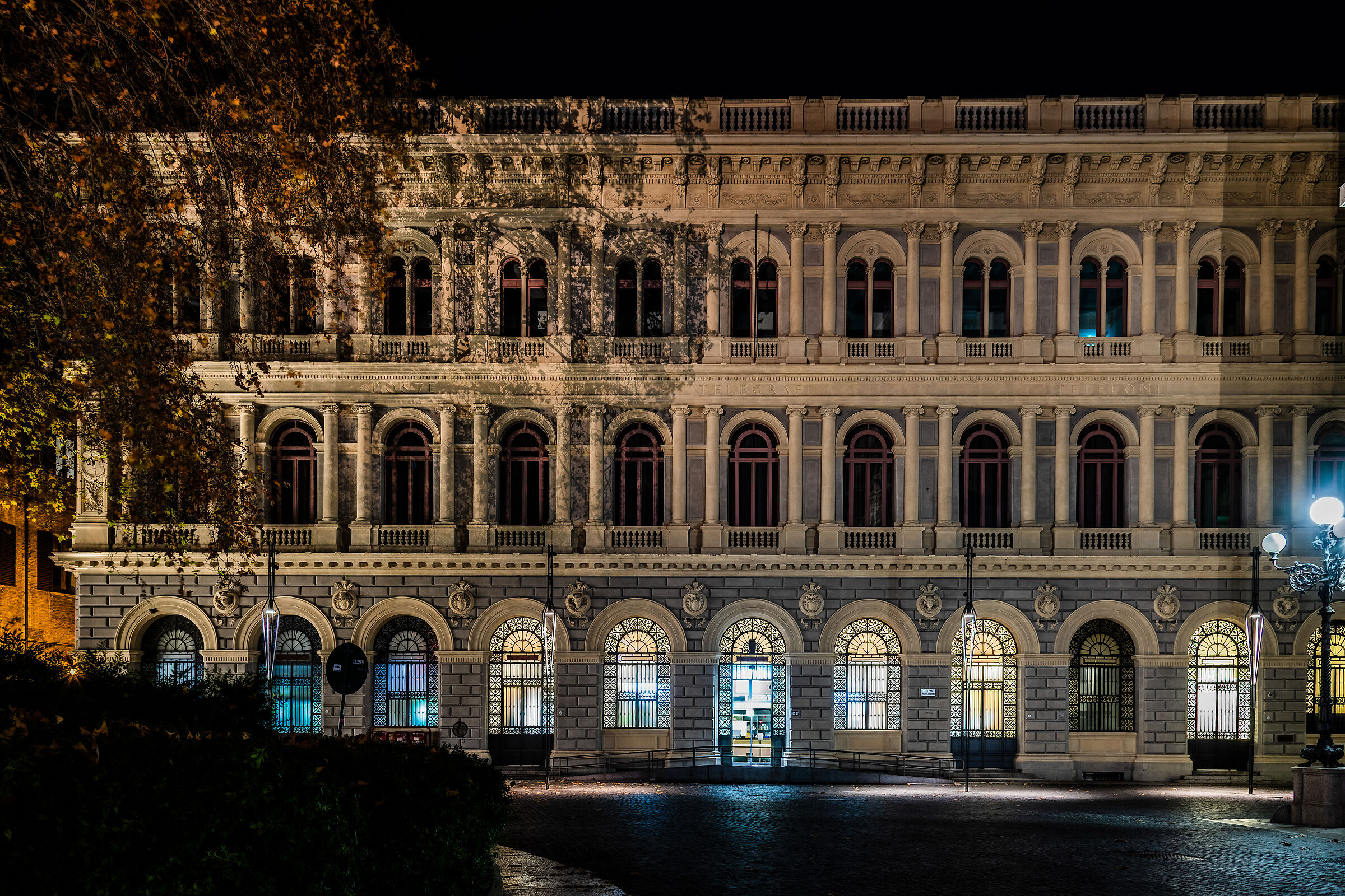 Palazzo delle Poste, P.zza Minghetti (bo).