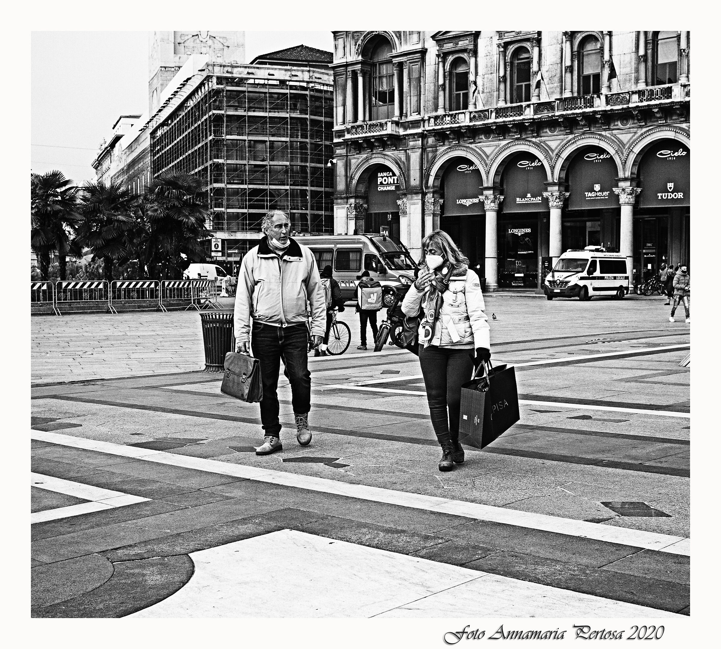 Gli ultimi acquisti sotto un cielo grigio