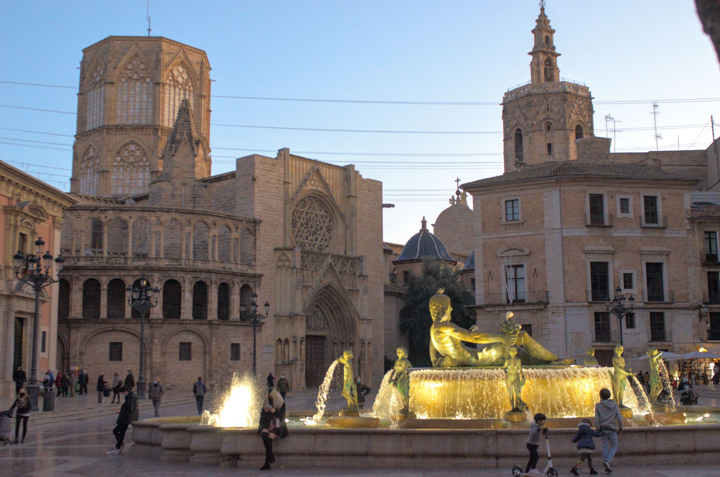 Plaza de la Virgen, E. La Virgen