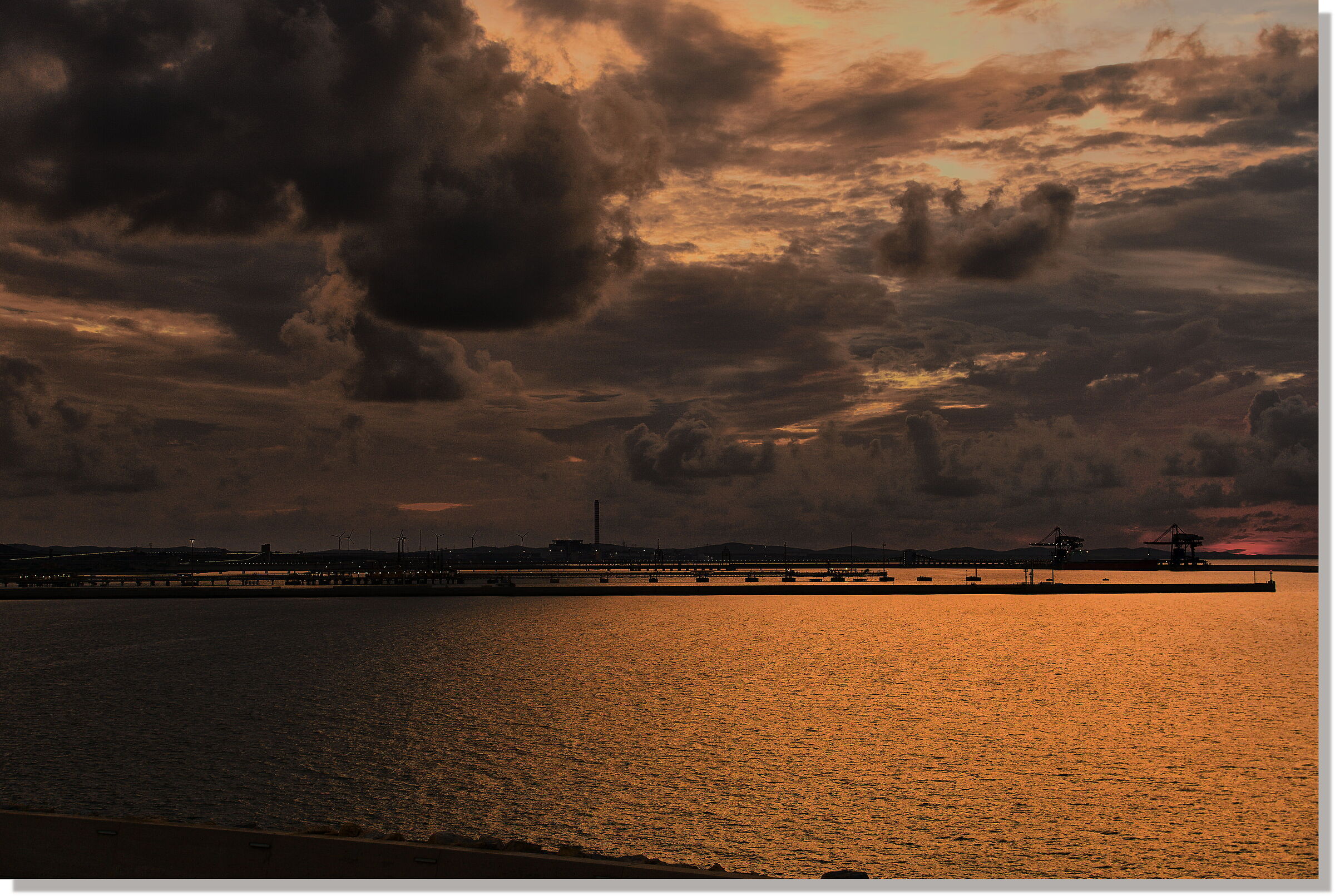Vista da traghetto, molo industriale