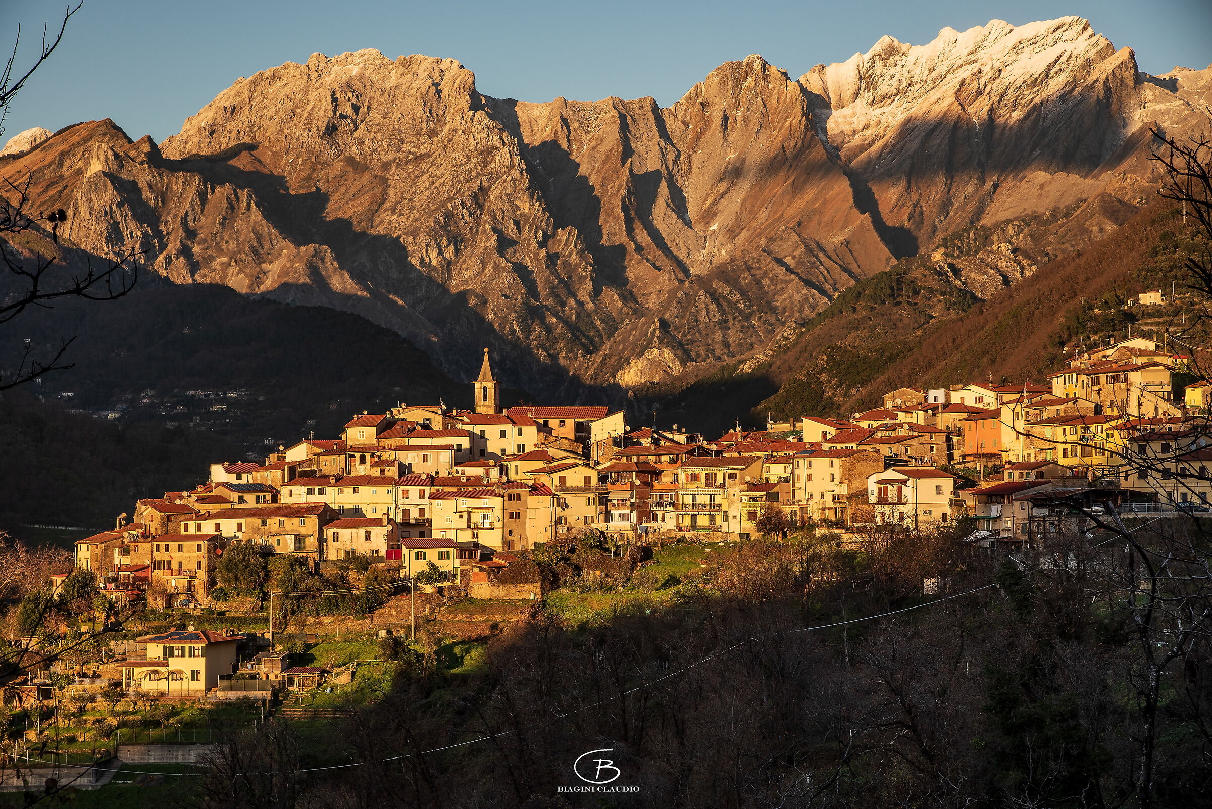 Pariana avvolta dalla vastità delle Apuane