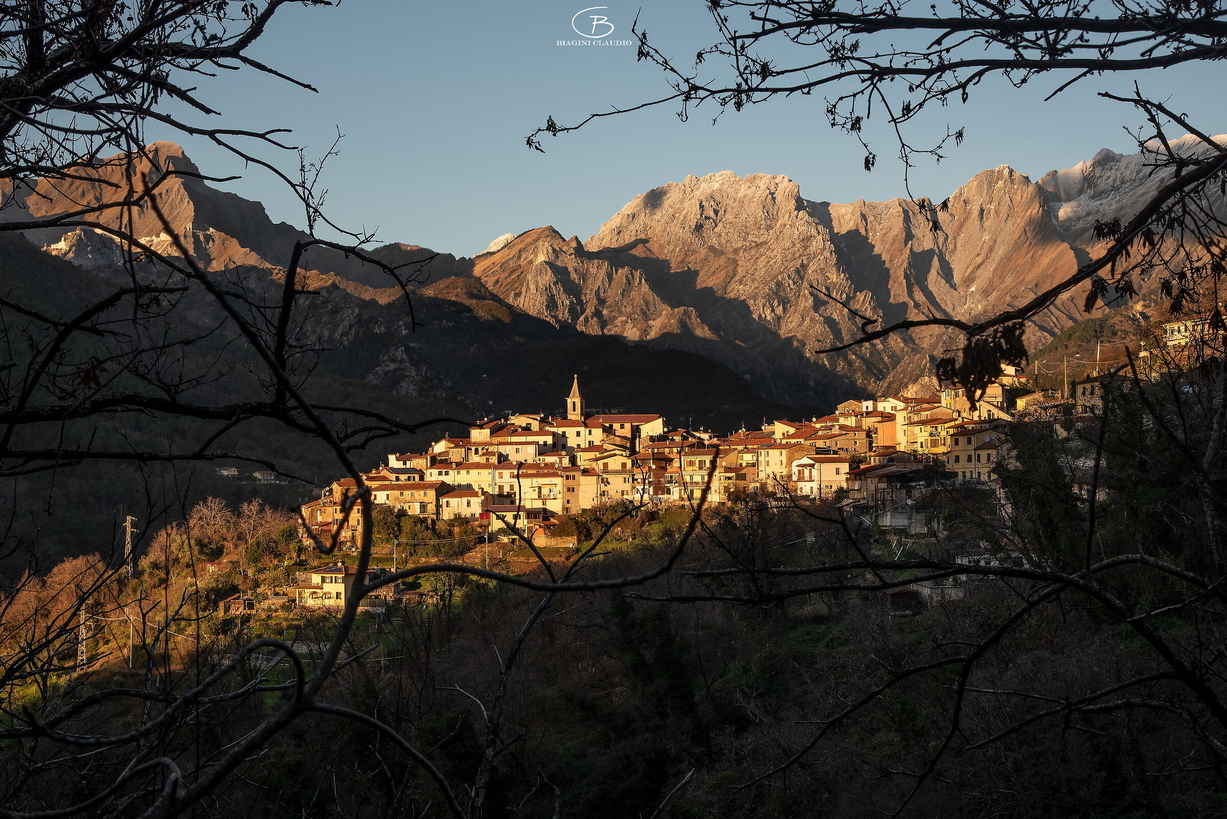 Pariana tra vegetazione e montagne