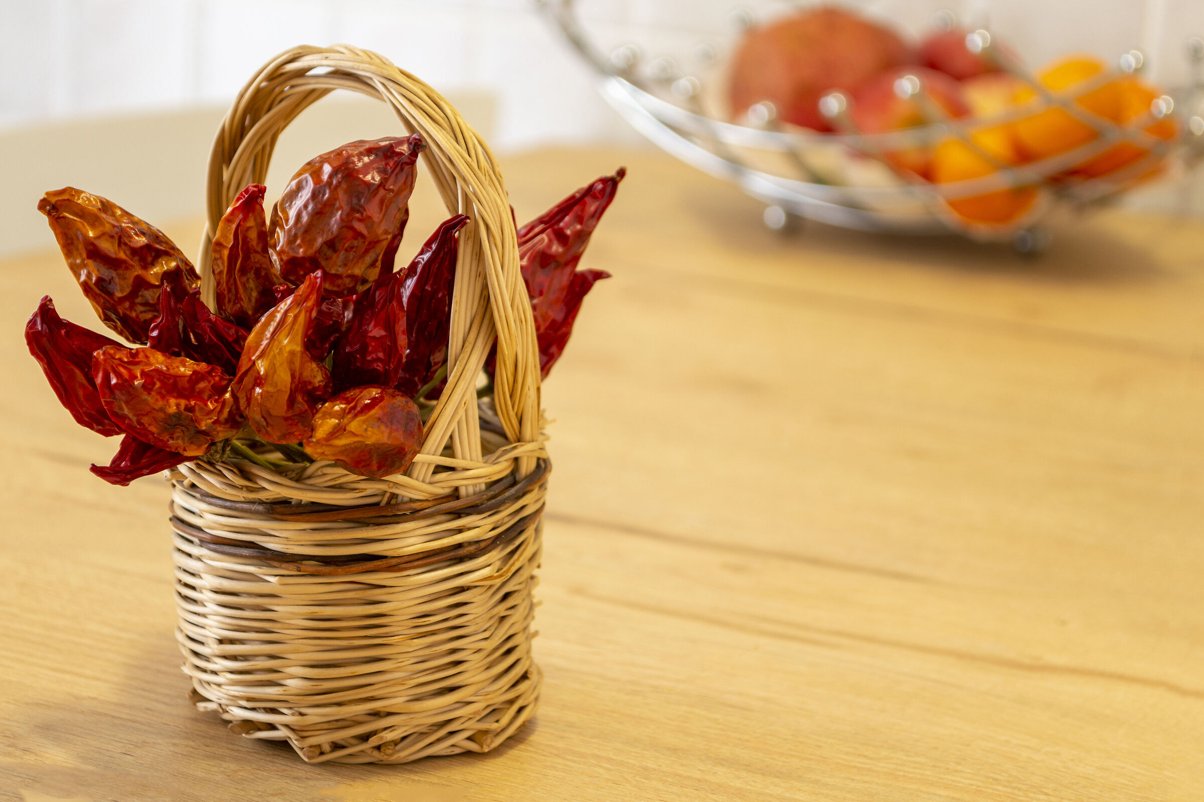 peperoncini piccanti essiccati su tavolo nel cestino