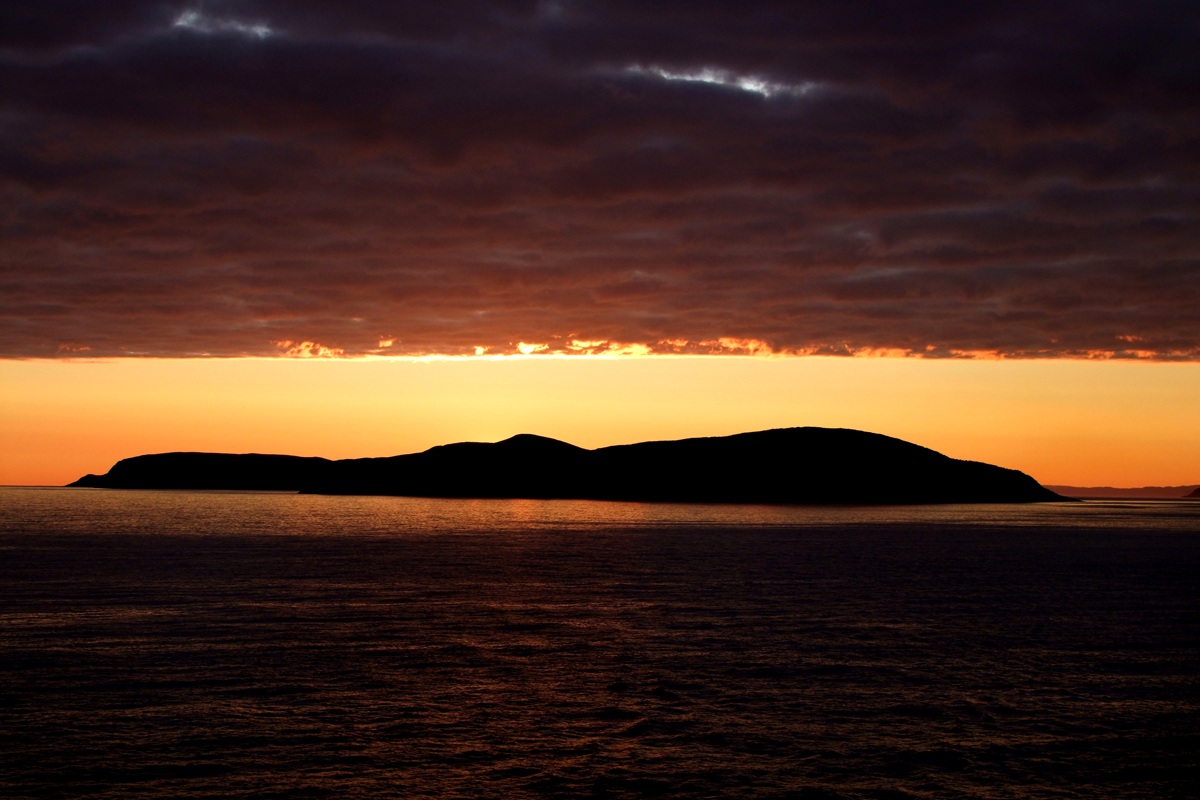 Silhouette of the island ... ...