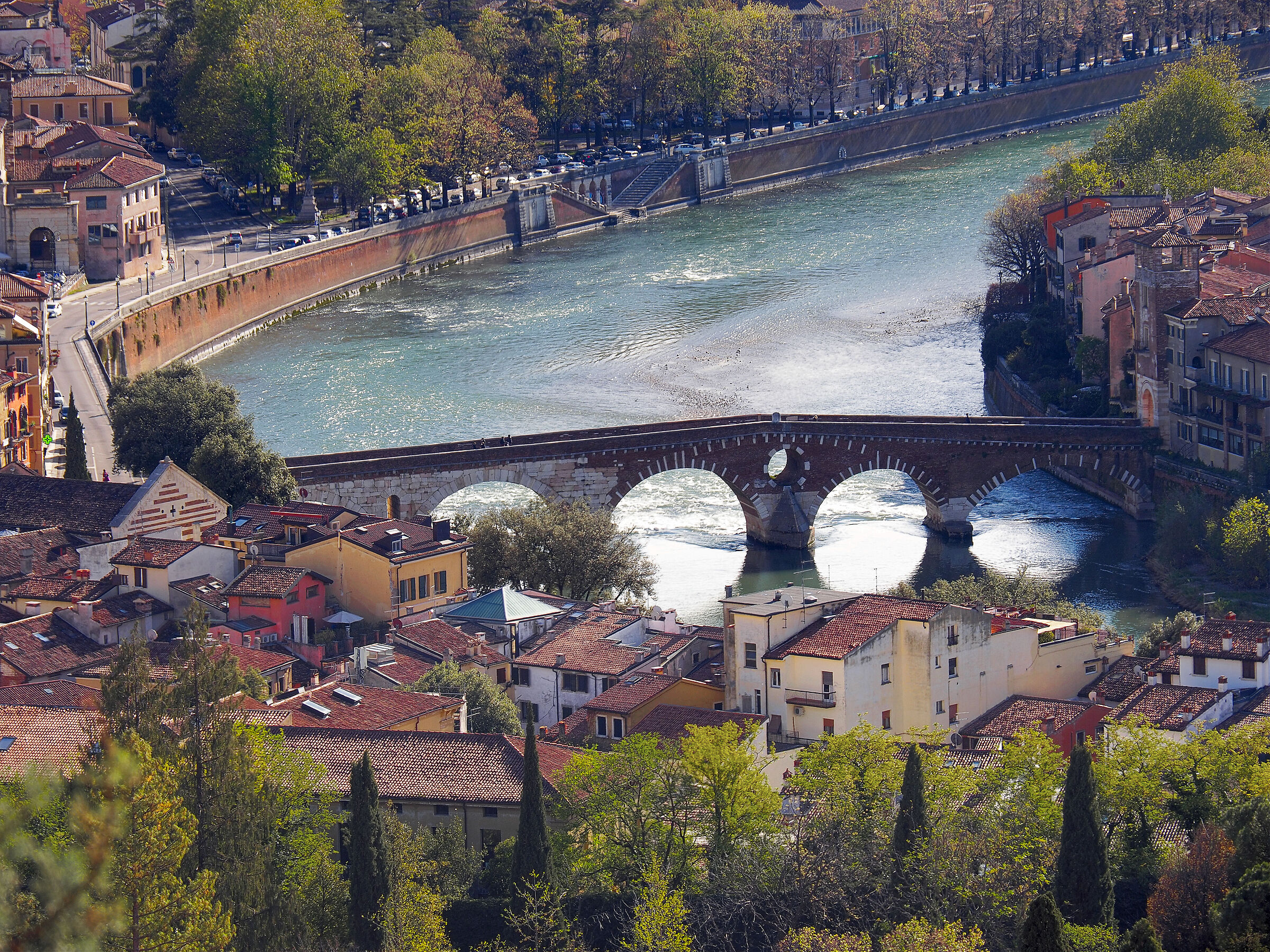 insolita veduta di ponte pietra - verona