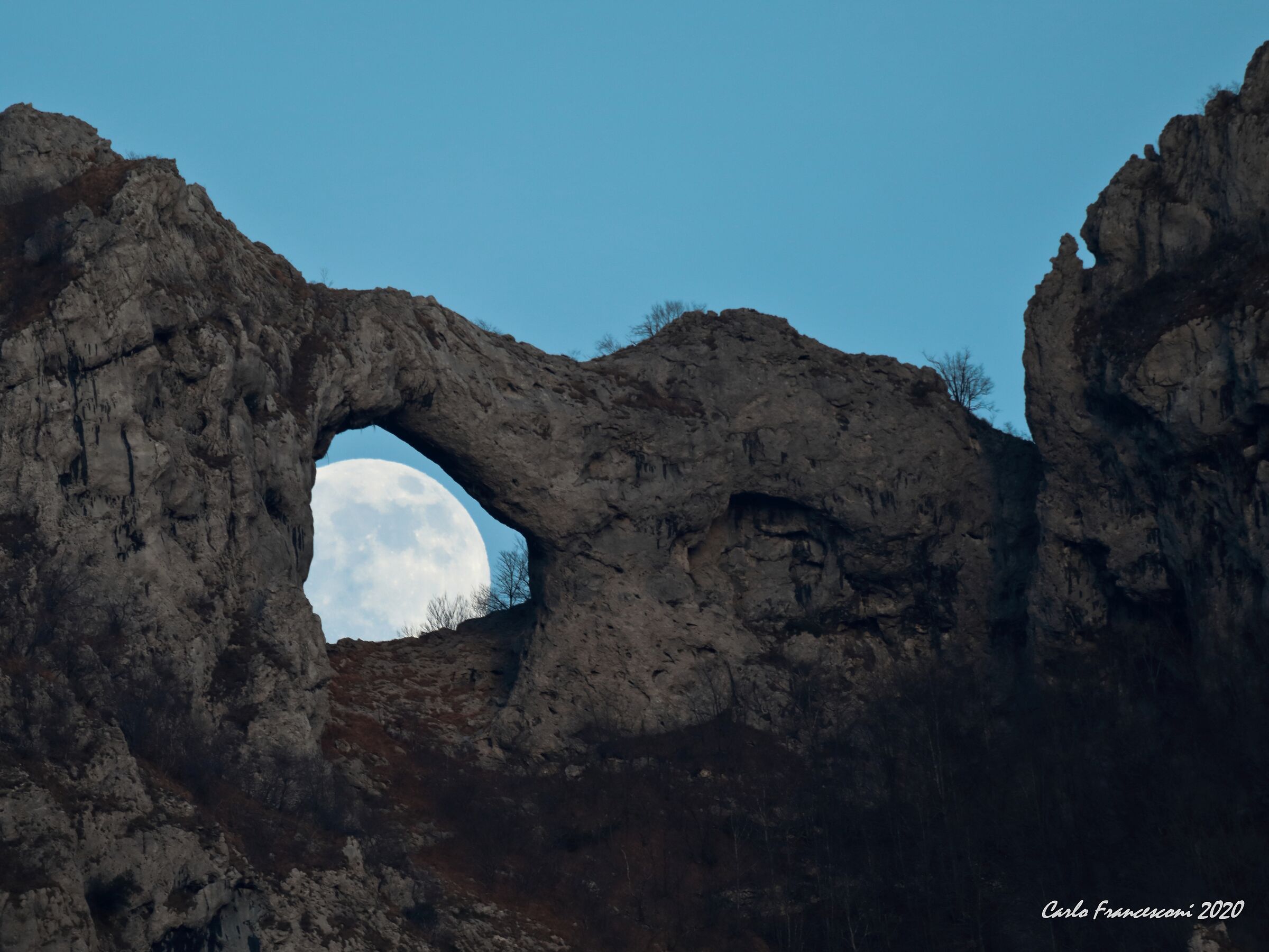 La Luna nel forato