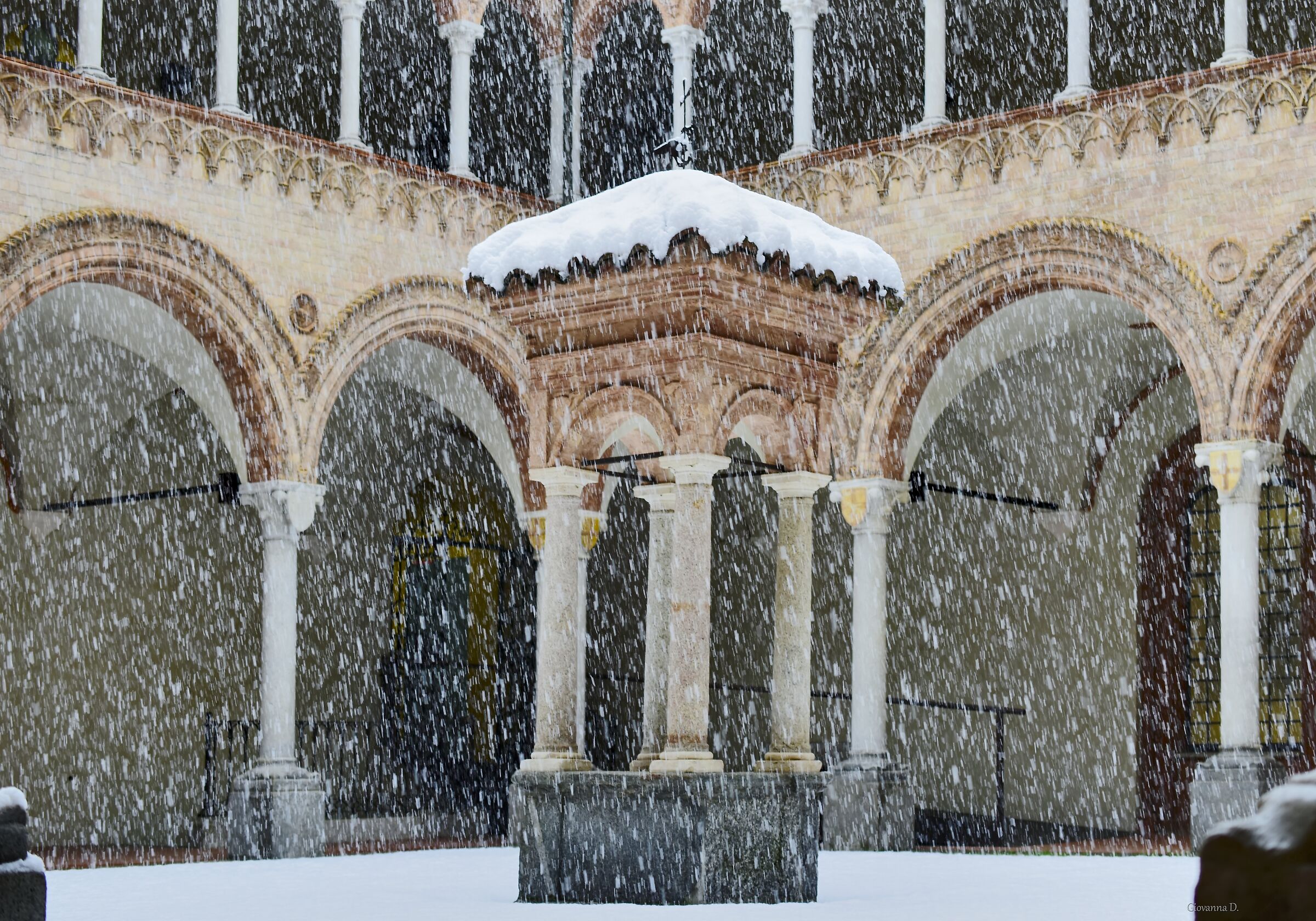 Chiostro innevato