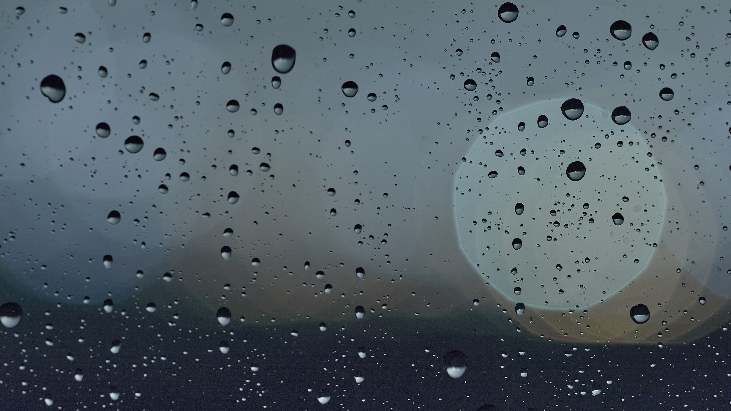 Pioggia su finestra di sera