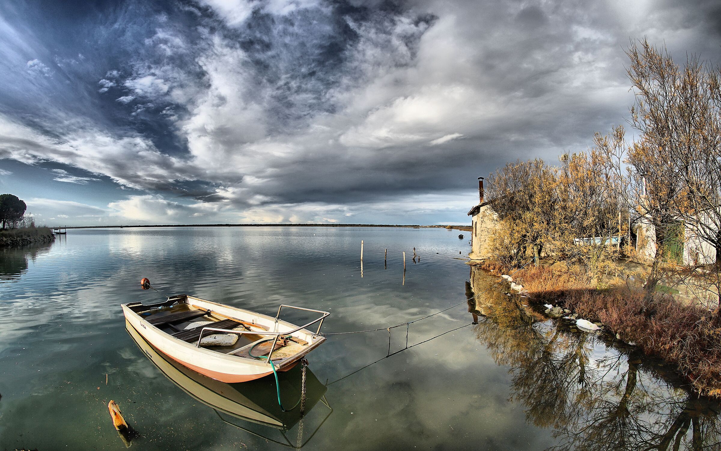 Sull'acqua e sotto il cielo.