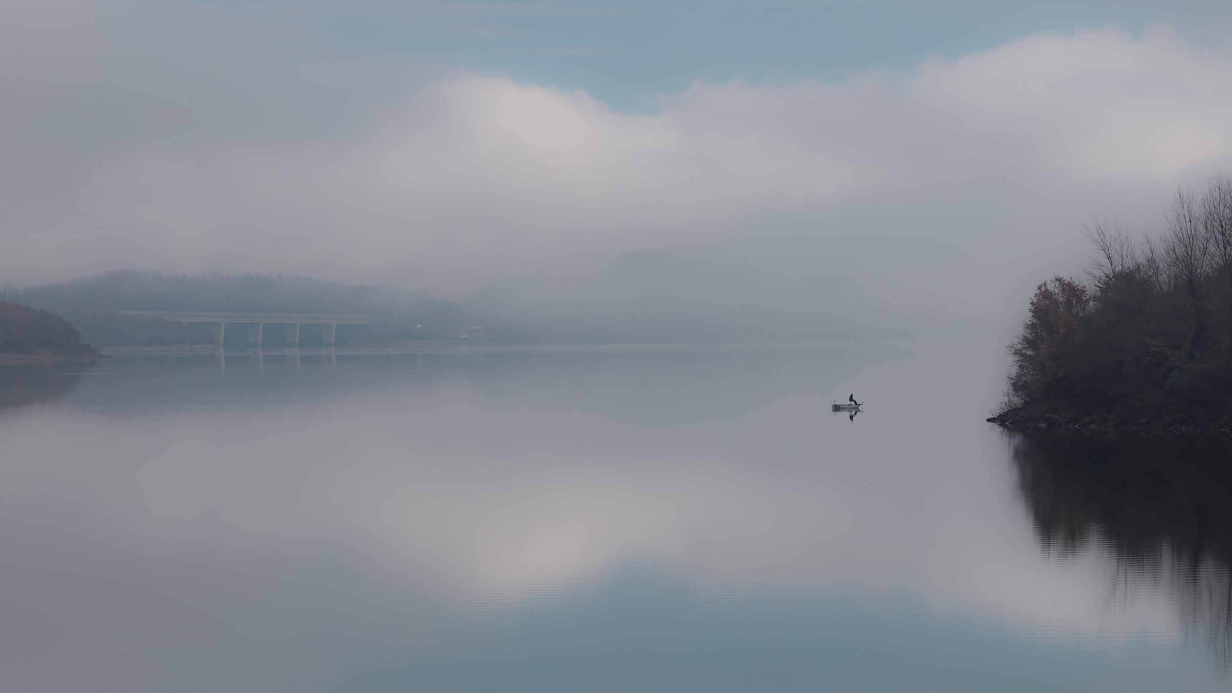 minimalist peach... on Lake Bilancino