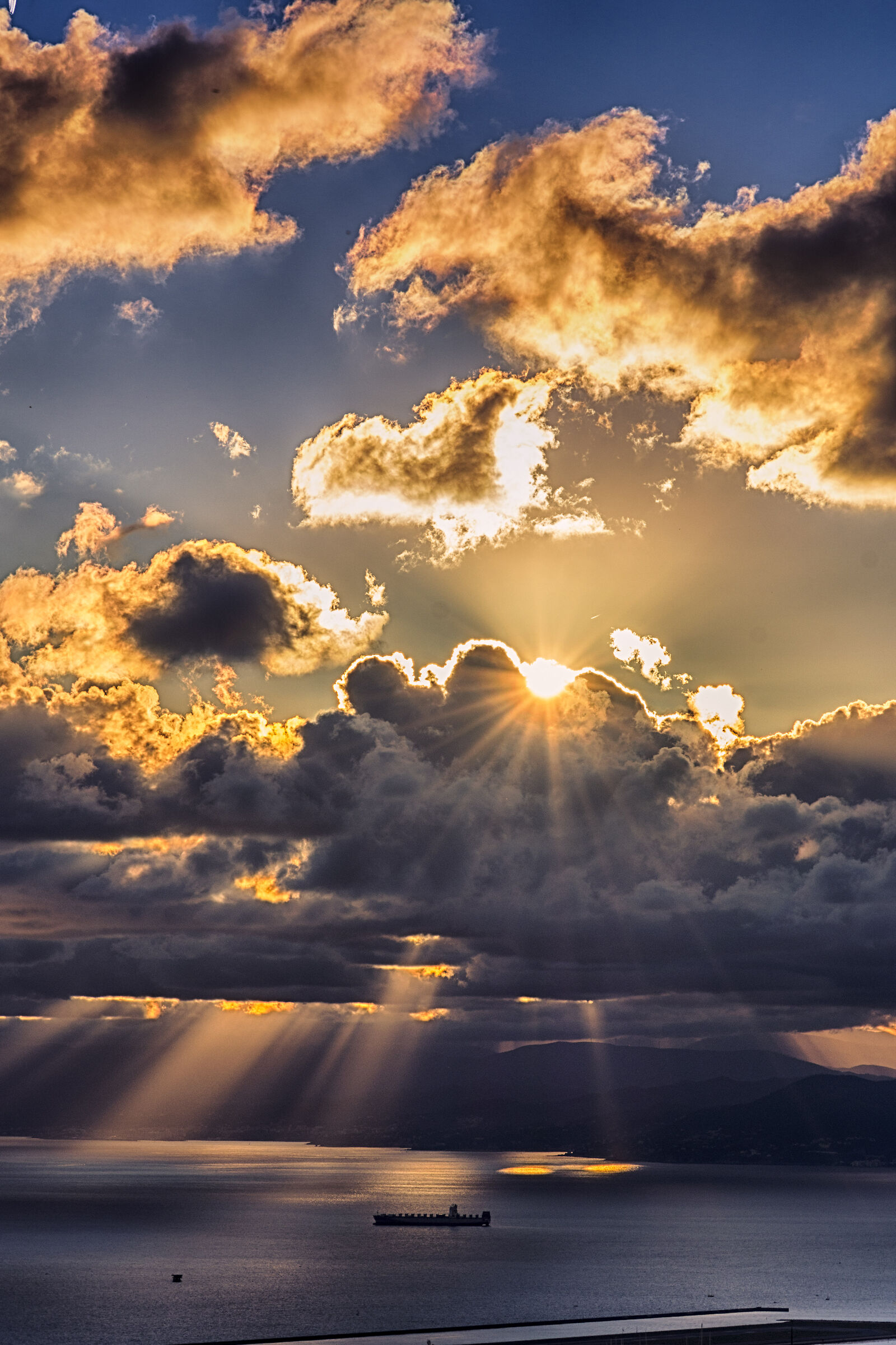 raggi di sole al tramonto