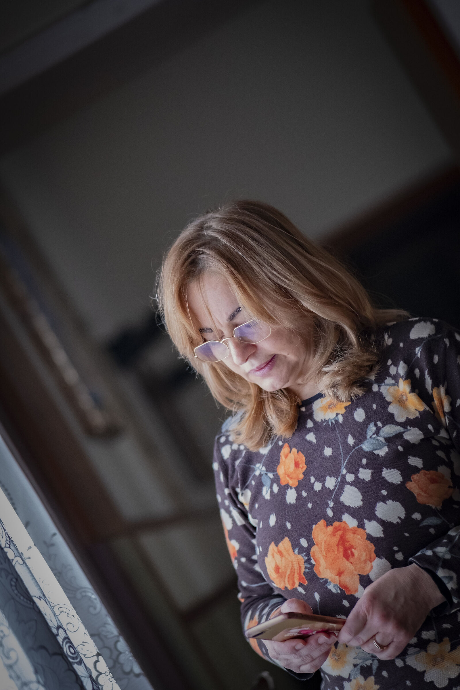 La consorte che gioca col telefonino.