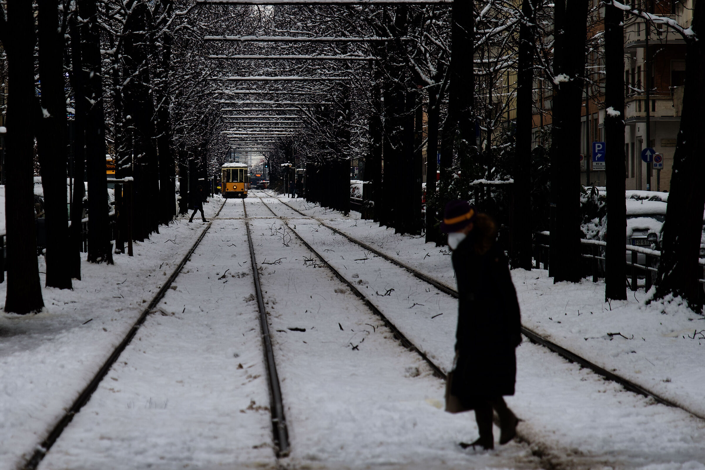 Will they be able to cross before the tram?